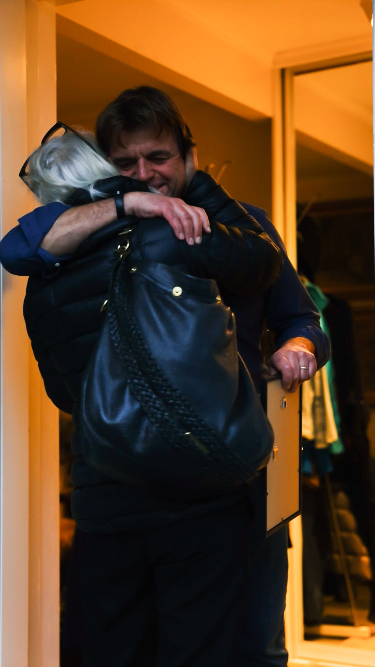 Jacob får en klem av Maria, som nominerte han til Årets Superpappa 