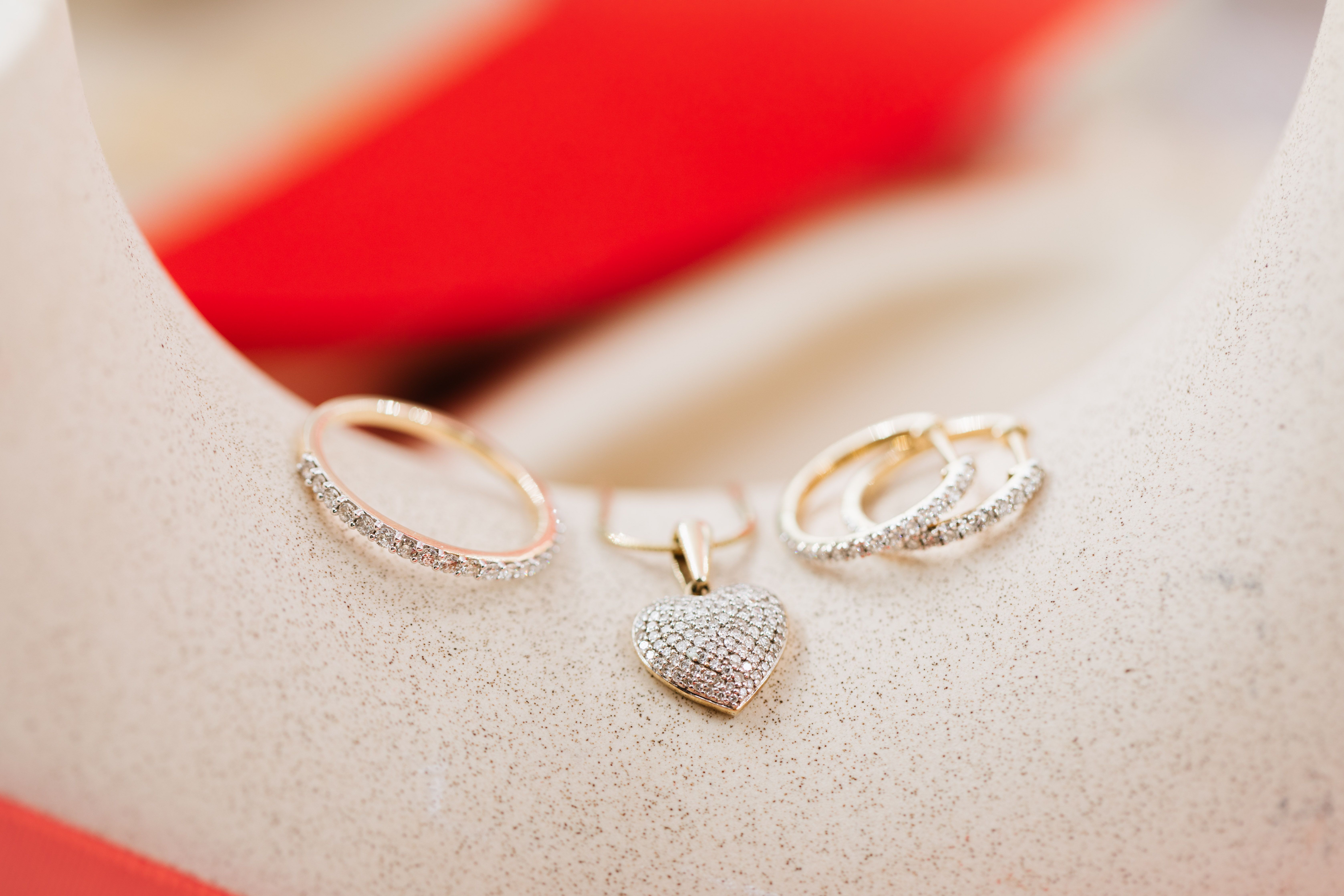 clara diamantsmykker i gull 