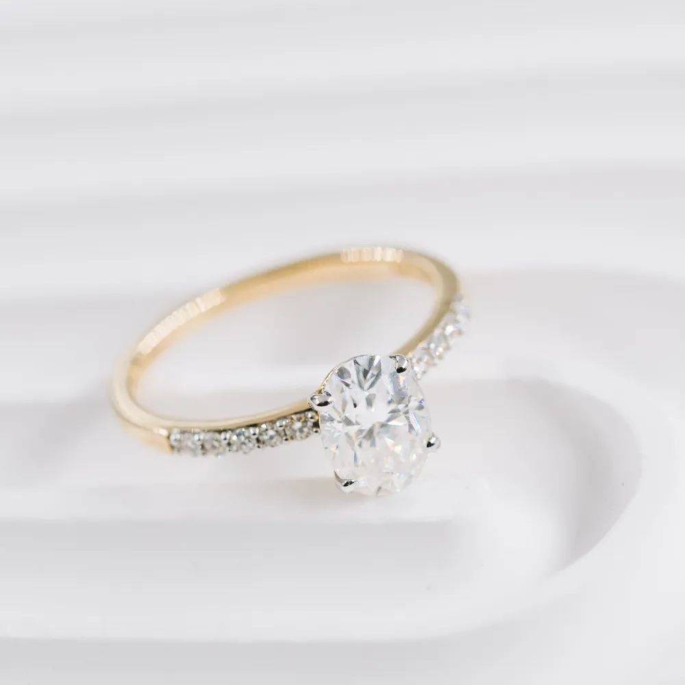 Julie ring med moissanite