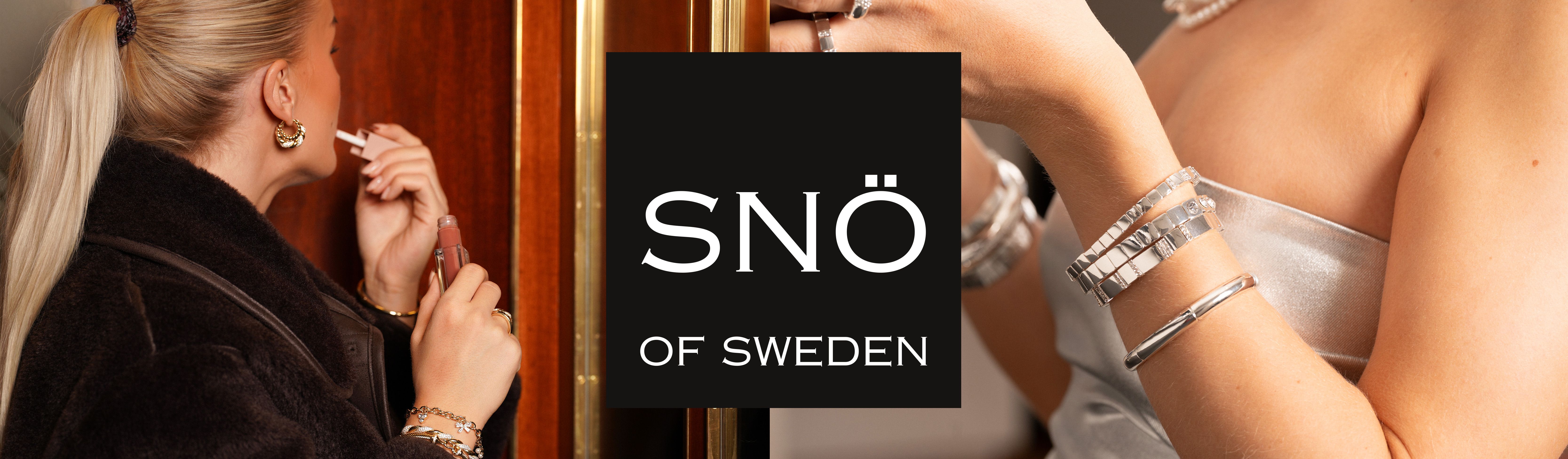 Dame som sminker seg og pynter seg med smykker fra snö of sweden