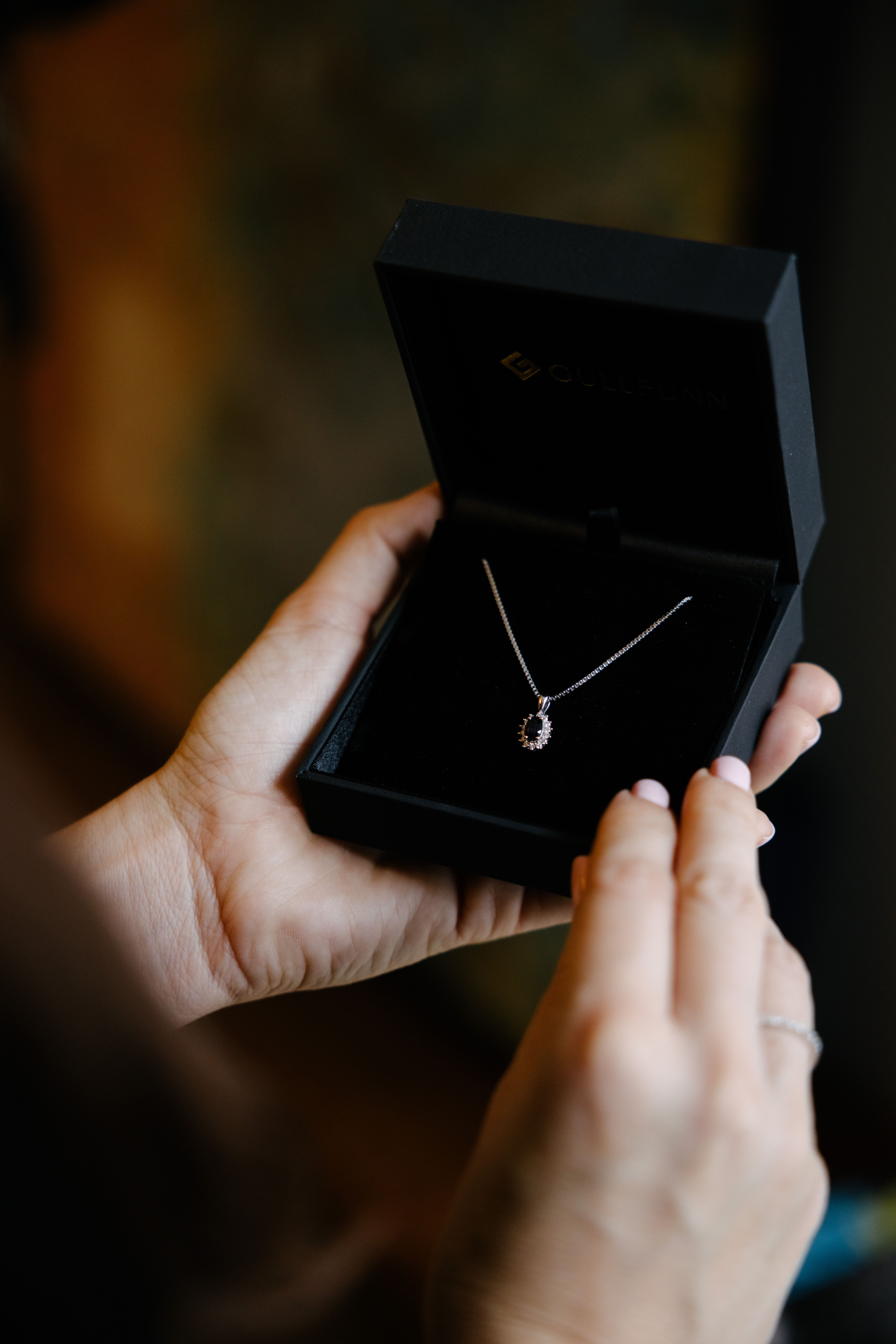 Smykke med safir og diamanter