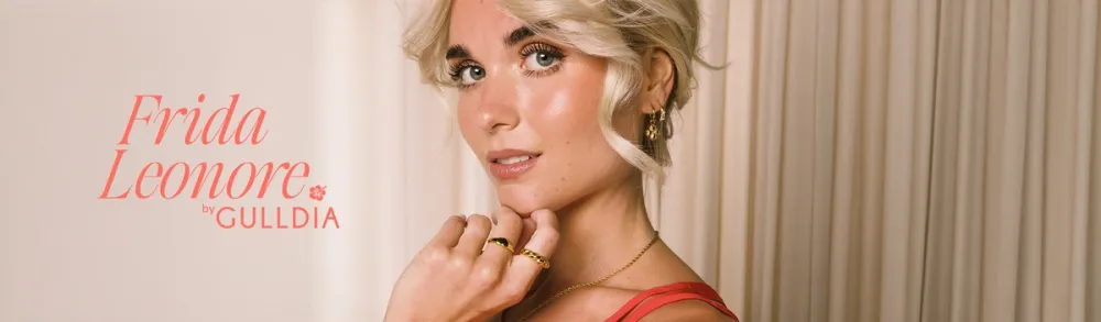 Frida Leonore som har på smykker fra sin egen kolleksjon