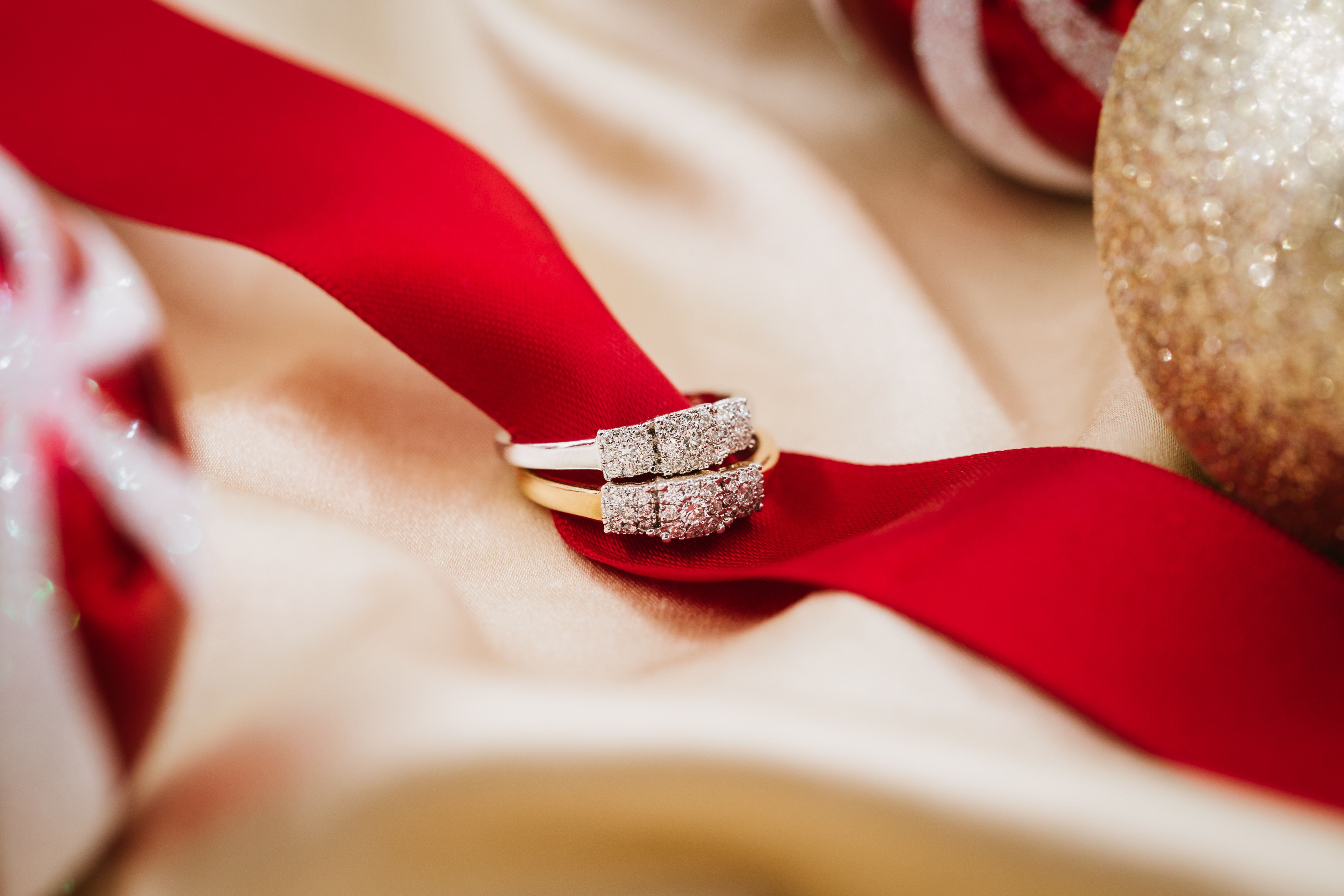 Line Diamantringer i gult gull og hvitt gull