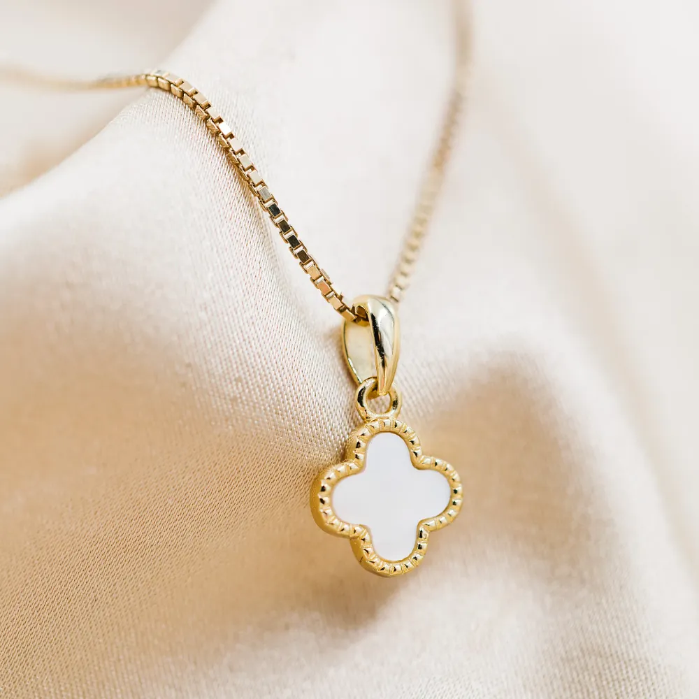 Kløversmykke med perlemor