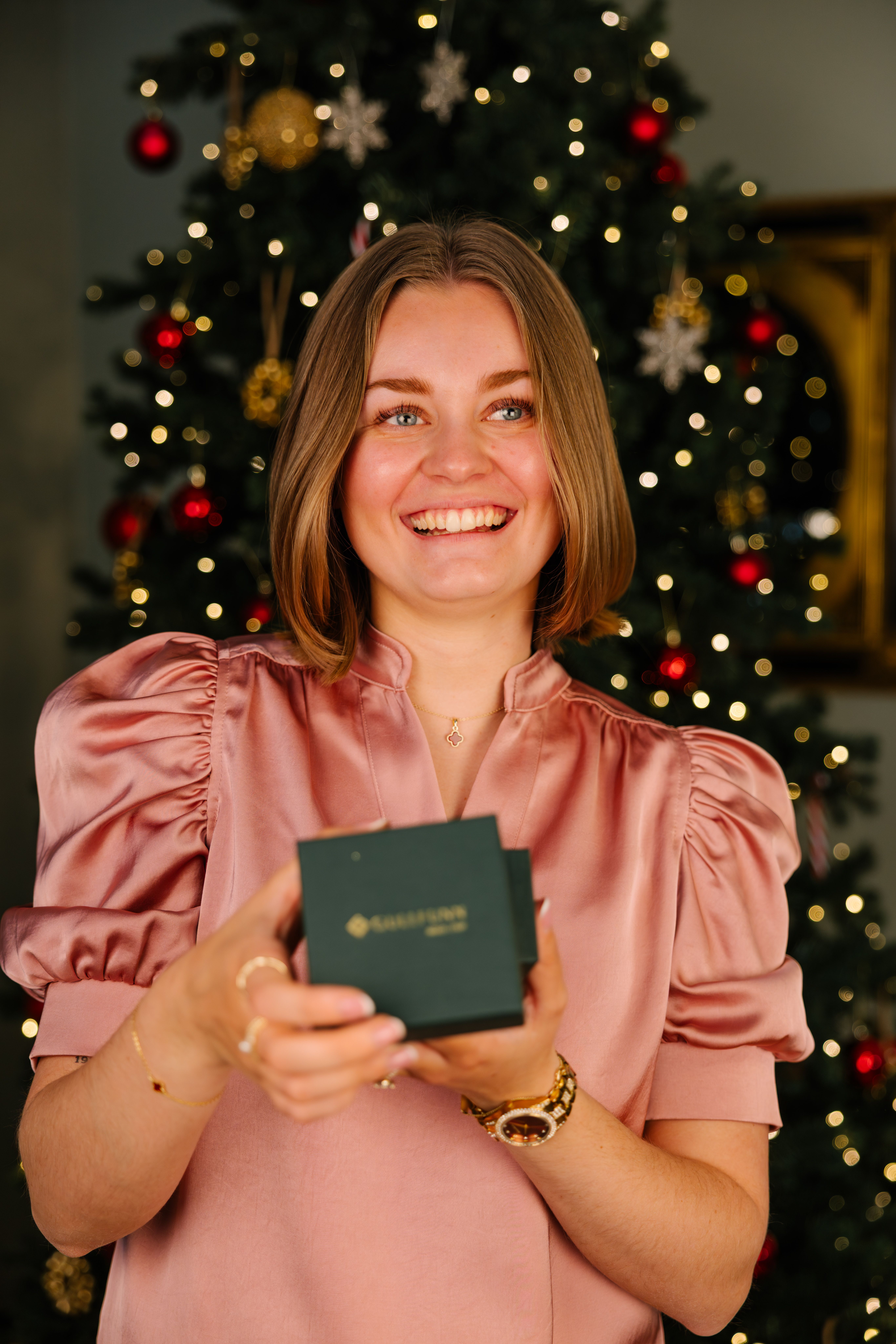 Jente med julegave fra Gullfunn