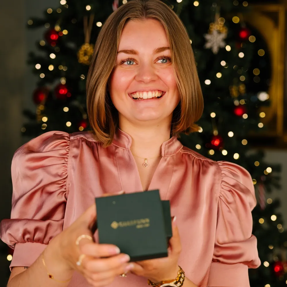 Jente med julegave fra Gullfunn