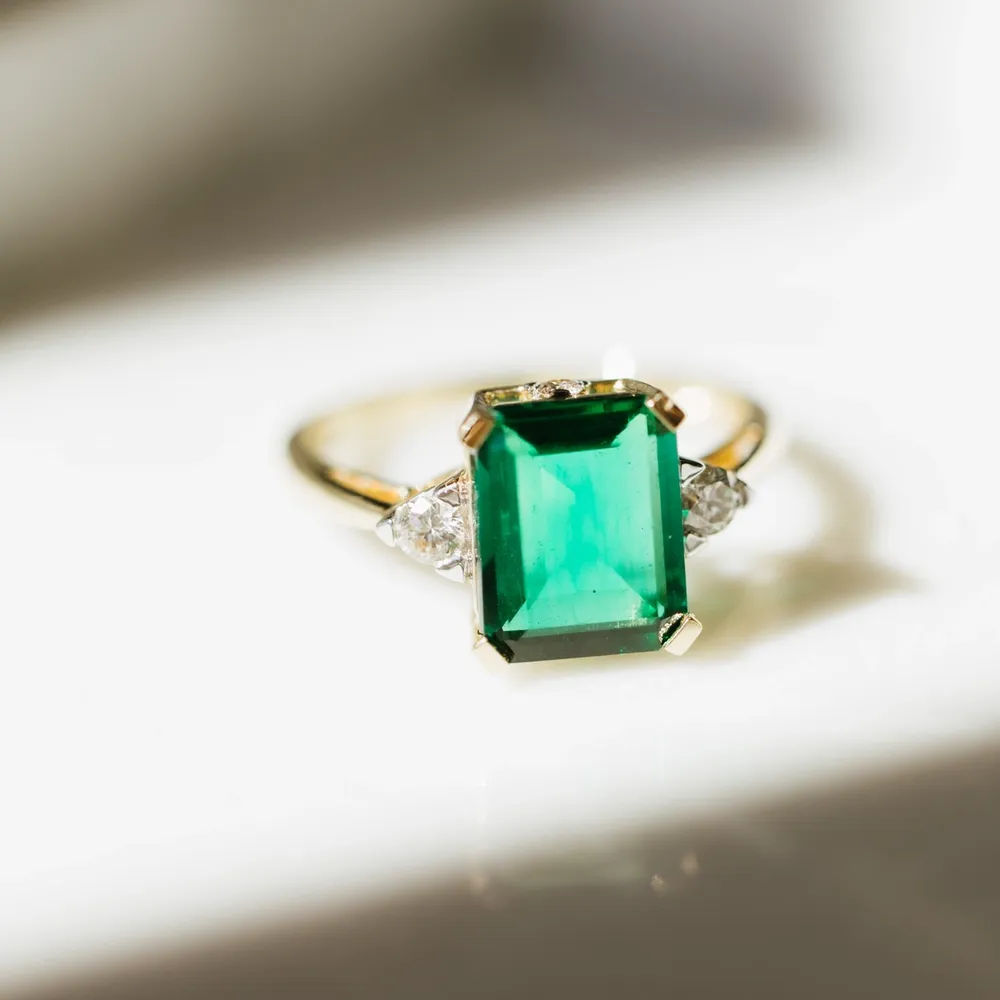 Ring med grønn smaragd