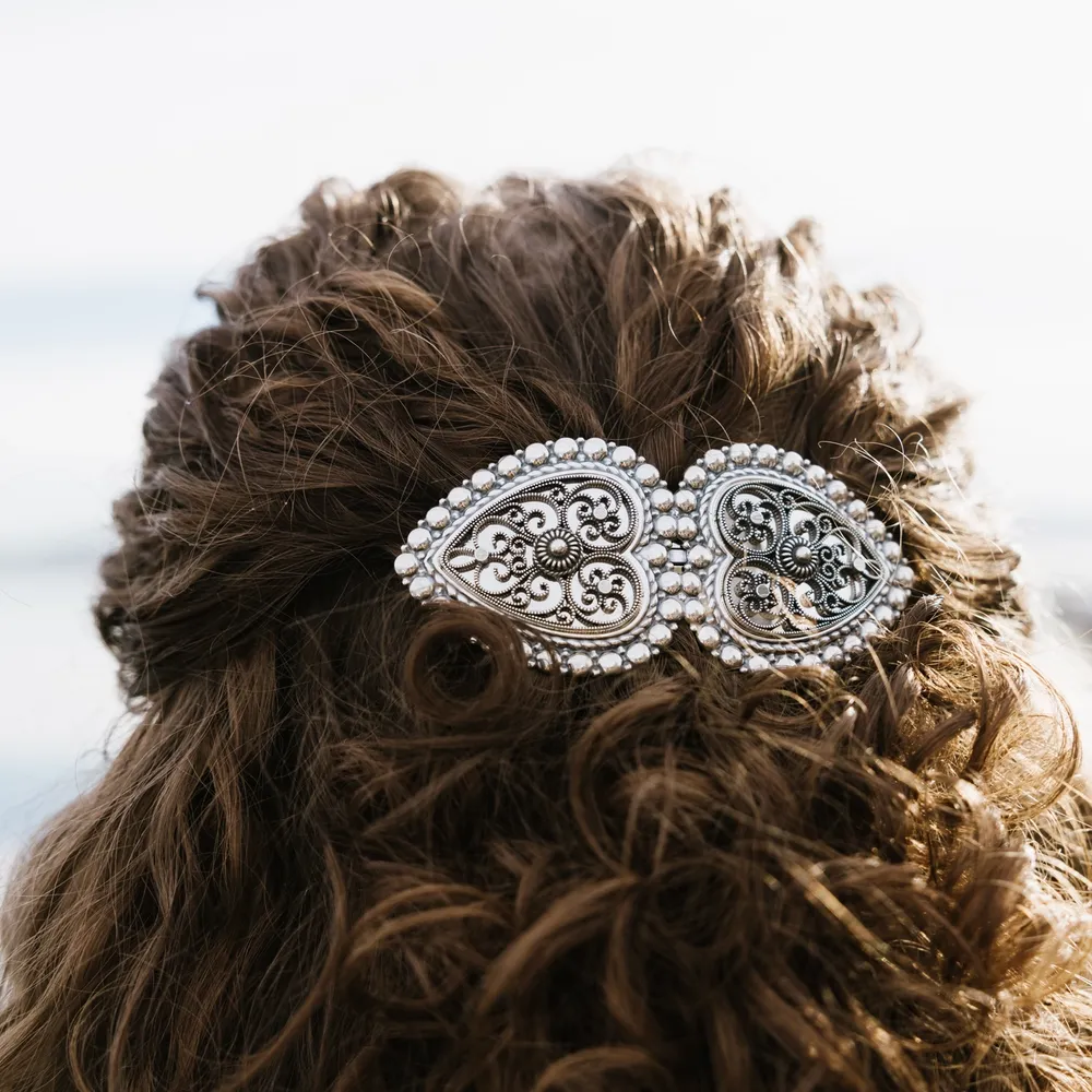 Hårspenne i sølv i hår