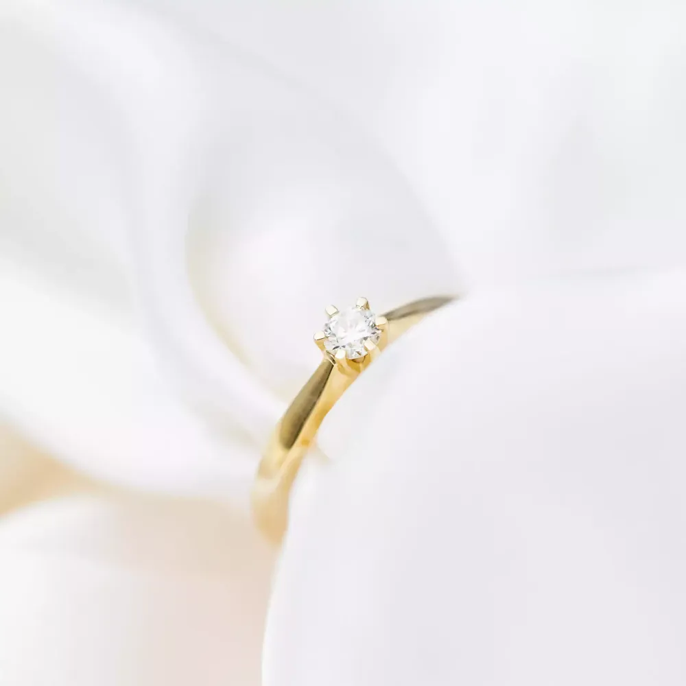 Olivia diamantring i gult gull med 0,20 ct diamant