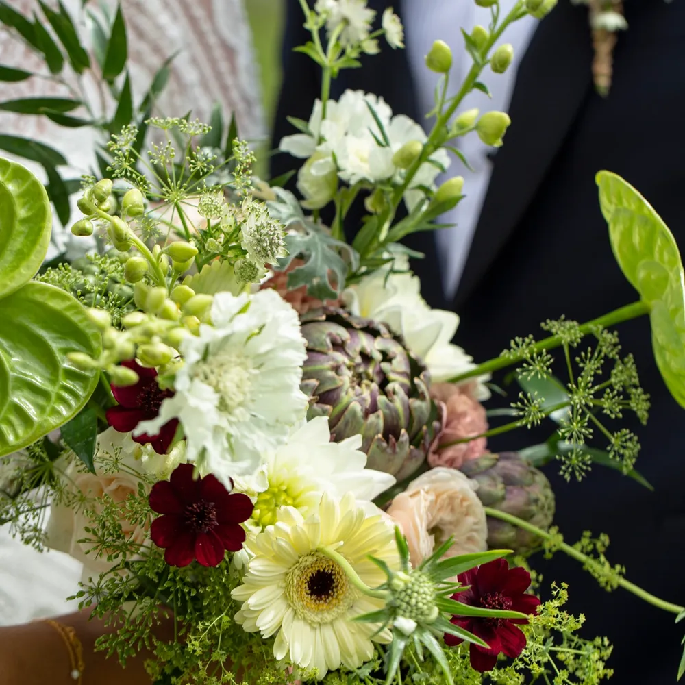 Brude par med brudebukett