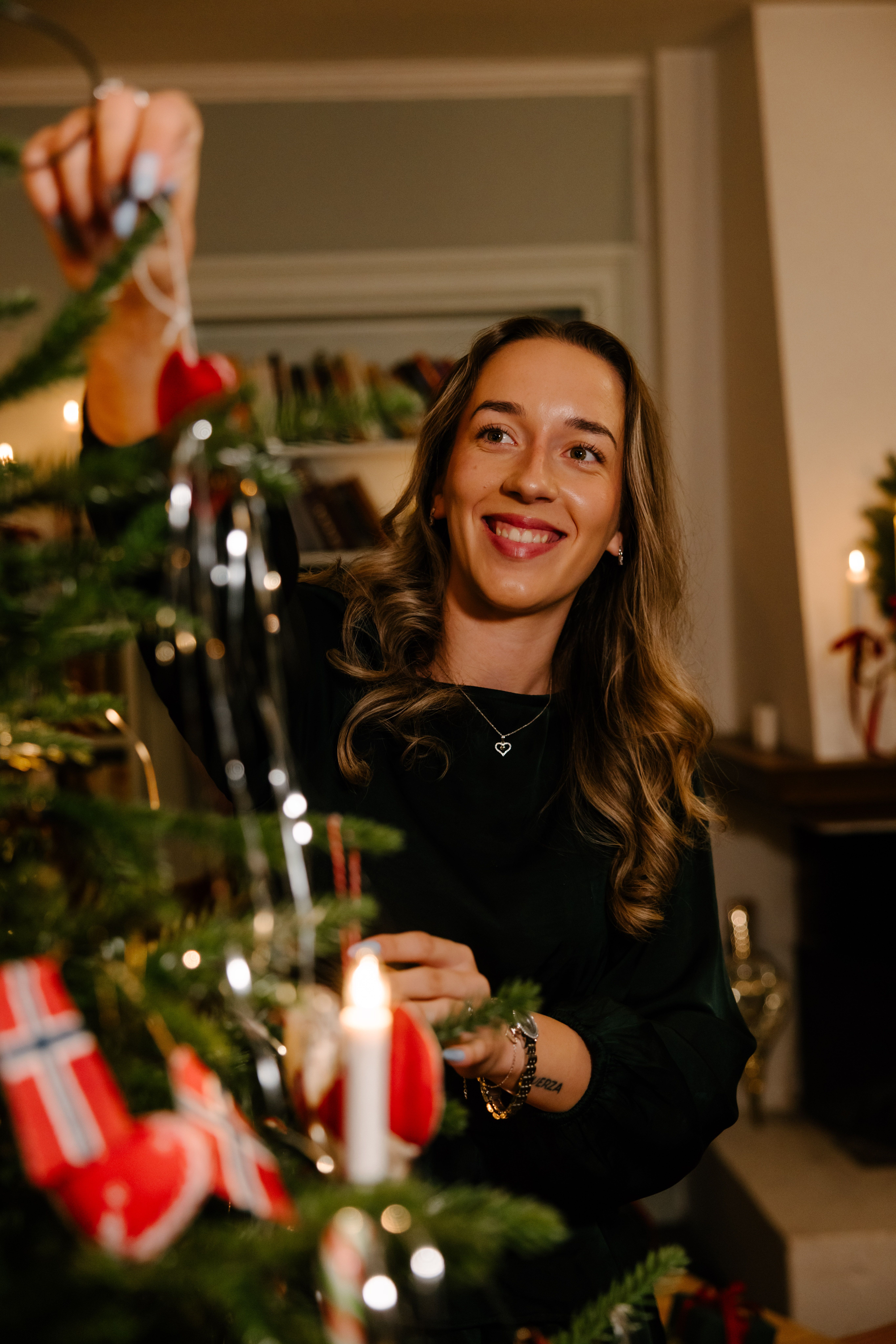 Kvinne som pynter et juletre
