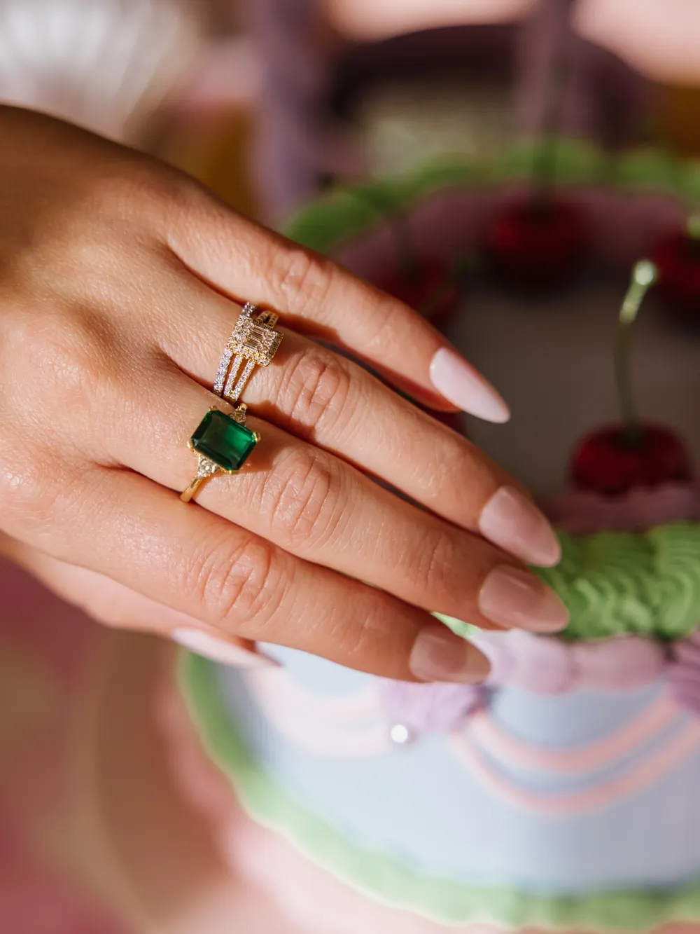 Michelle ring med diamanter og hydrotermisk smaragd