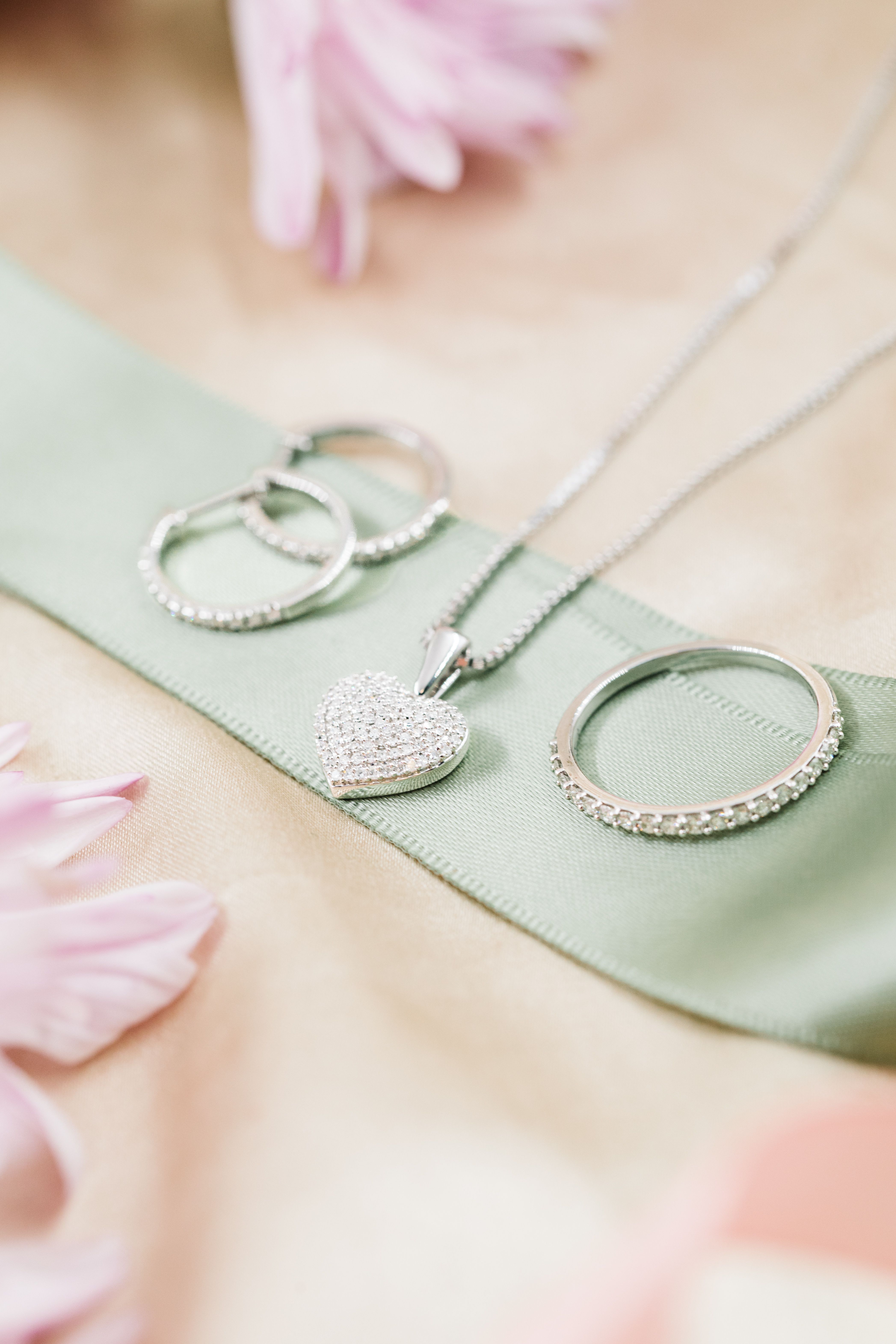 Clara diamantsmykker i hvitt gull