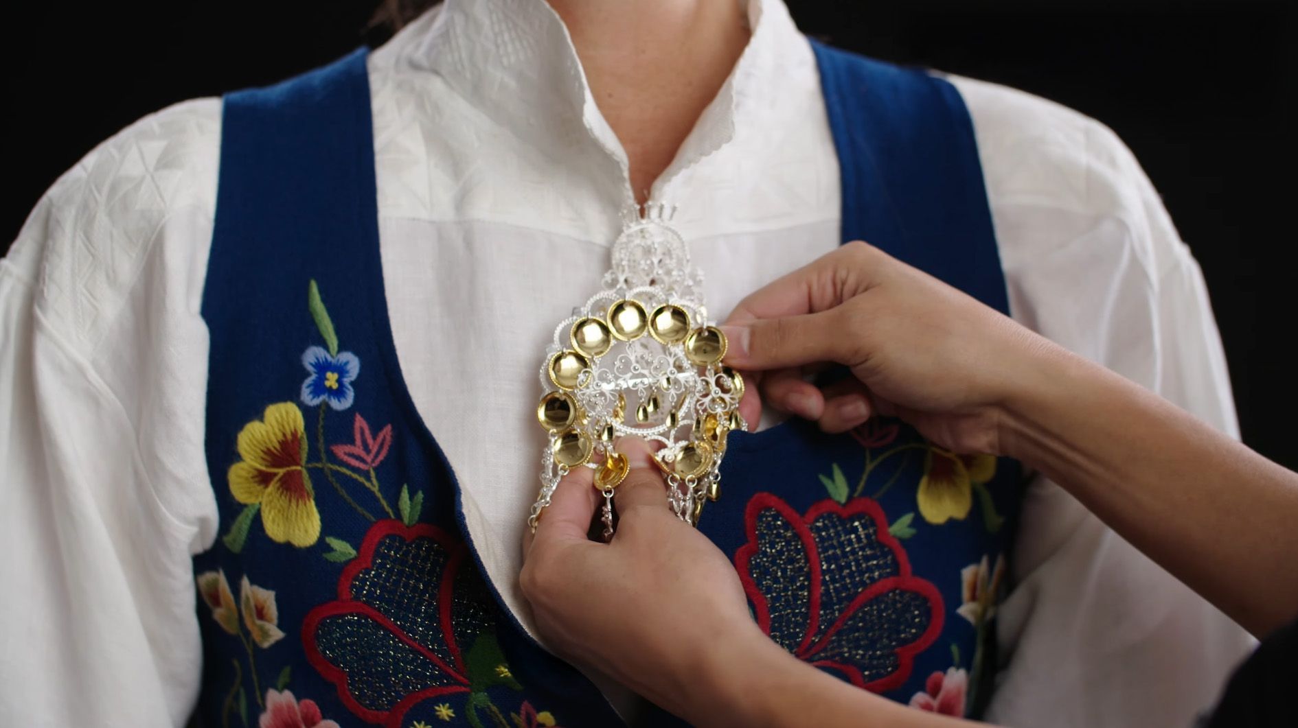 Fester bunadsølv på gudbrandsdalbunad til dame