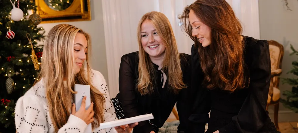 Venninner som spleiser på jul