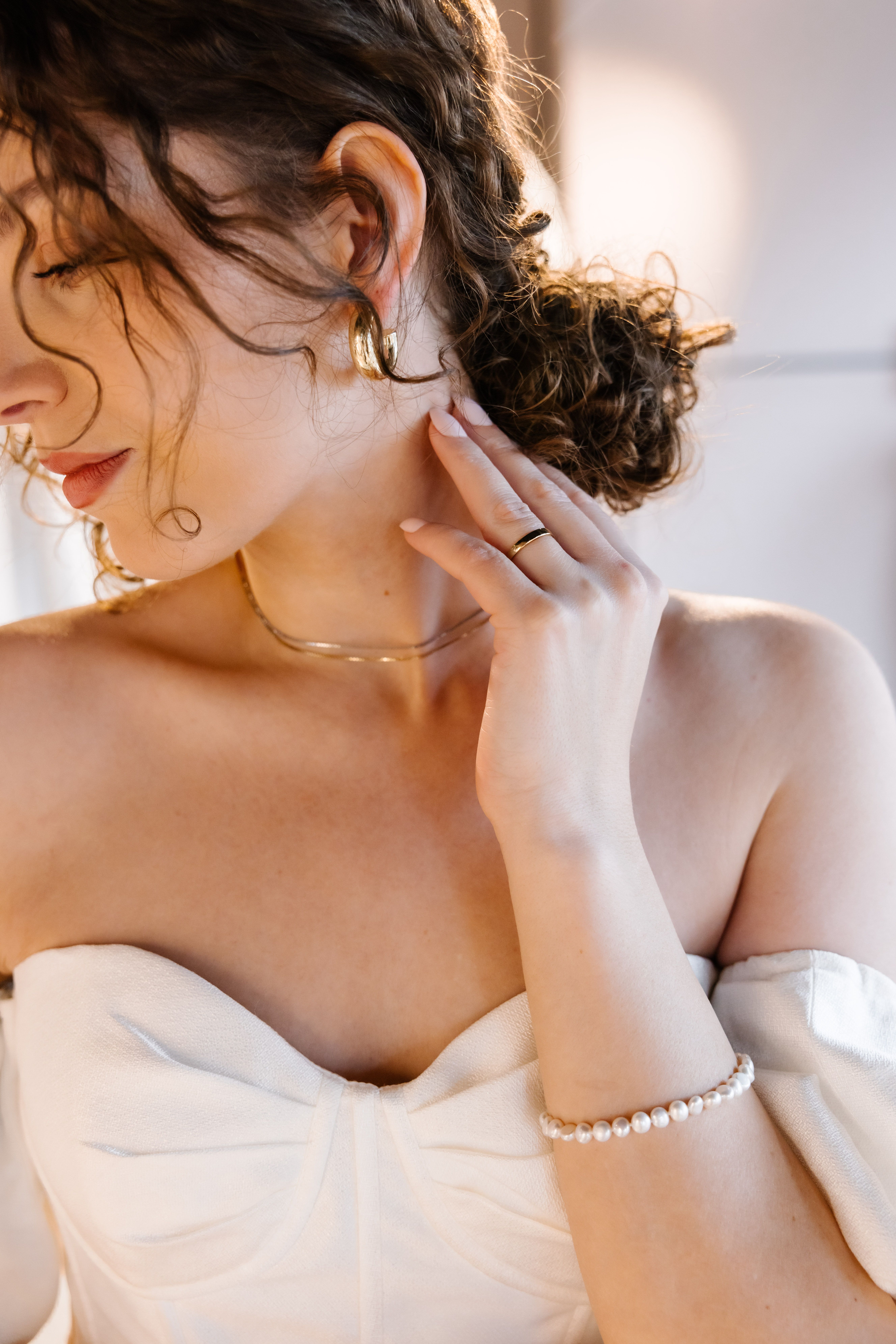 Brud med perlearmbånd og gullsmykker