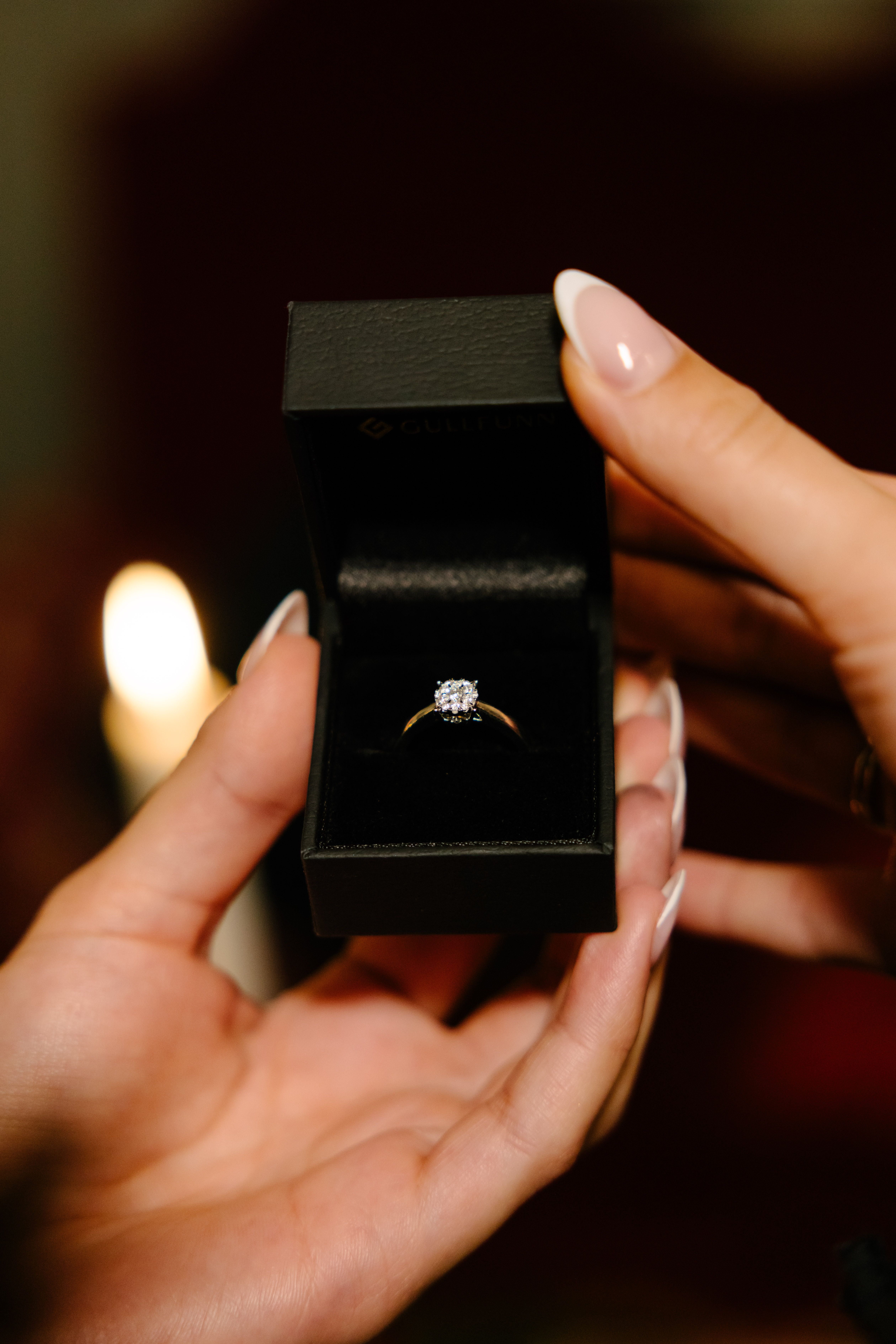 Aimée diamantring i gult gull med diamanter i sort ringeske