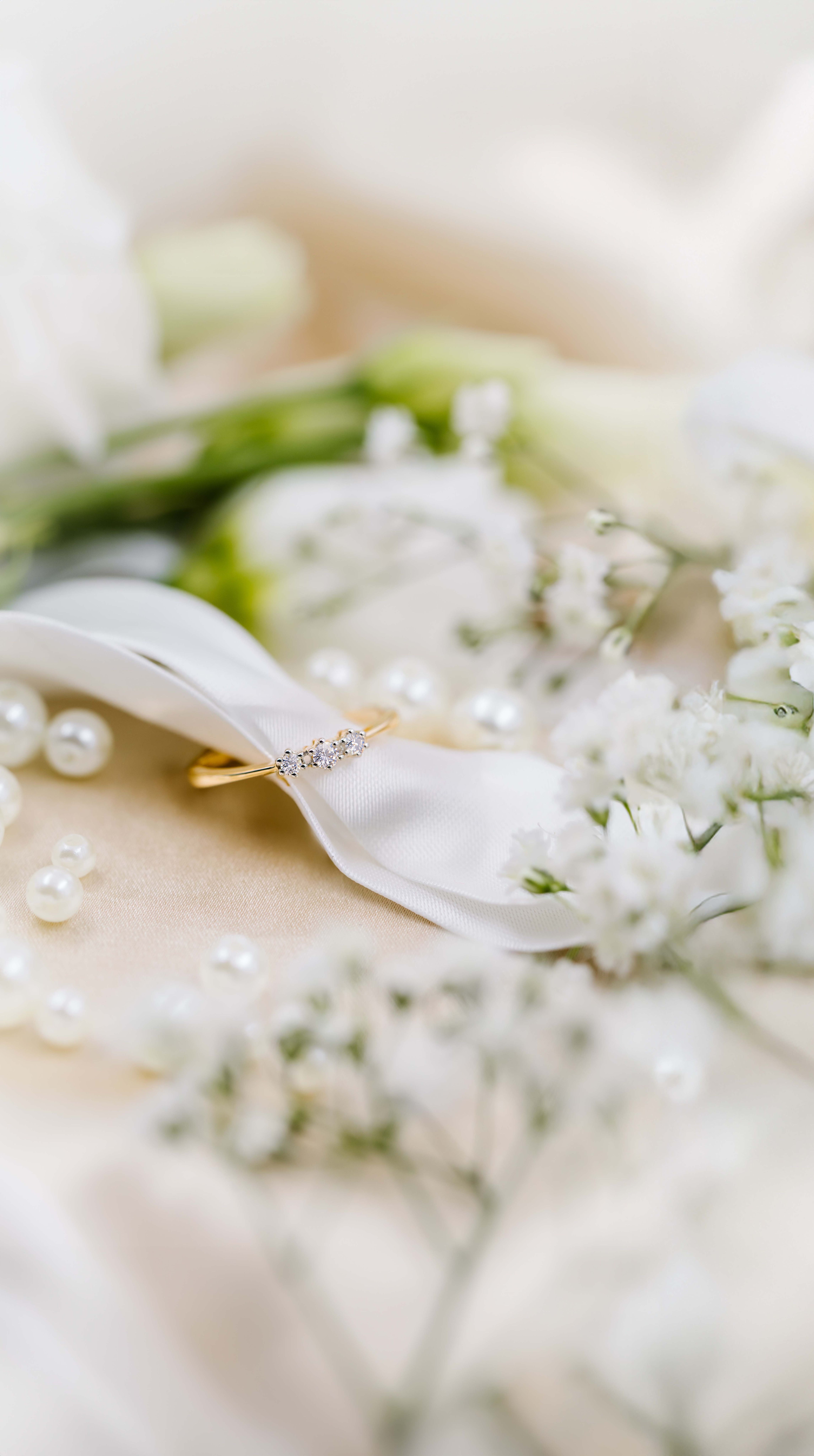 Nora diamantsmykker i gult gull