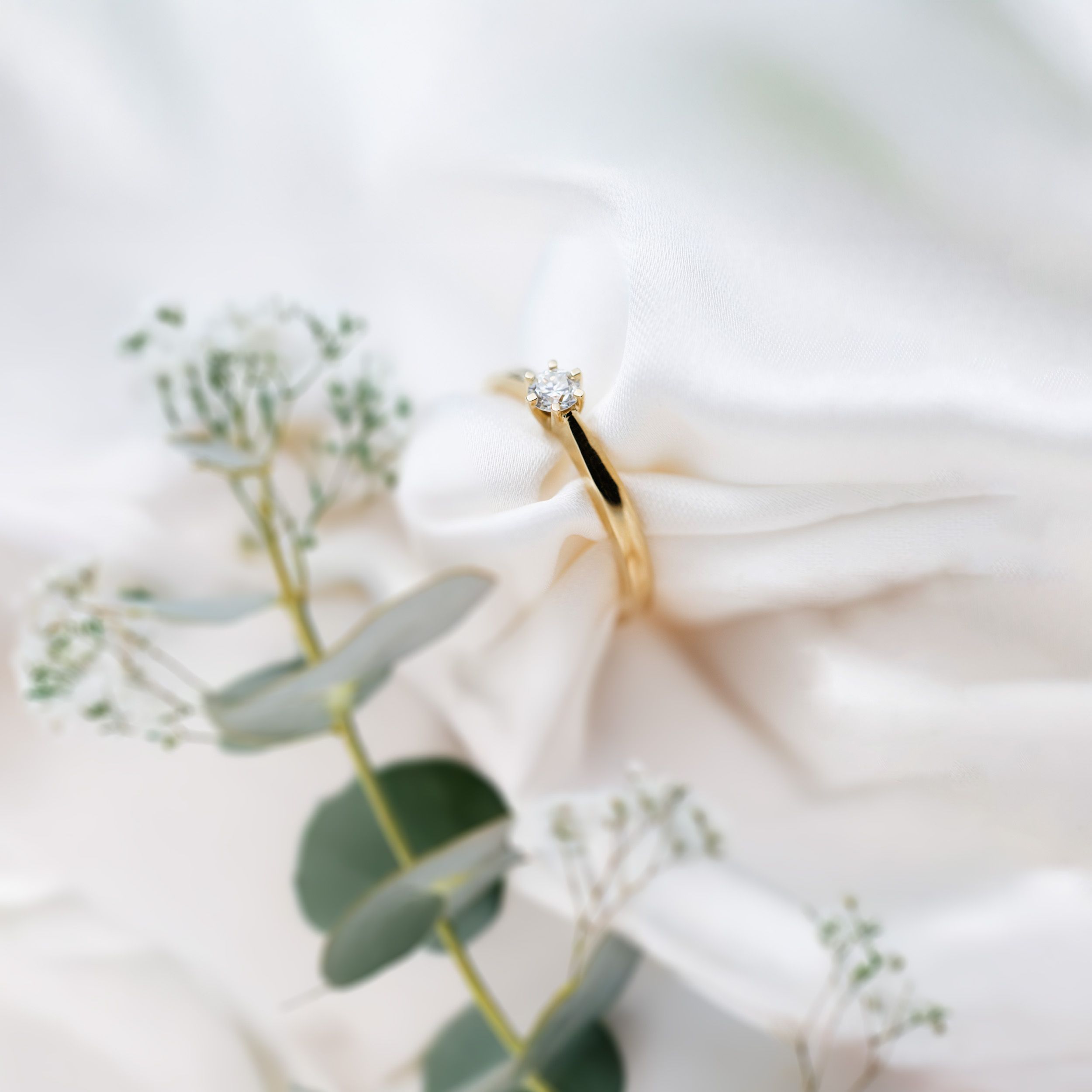 Olivia enstens diamantring i gult gull