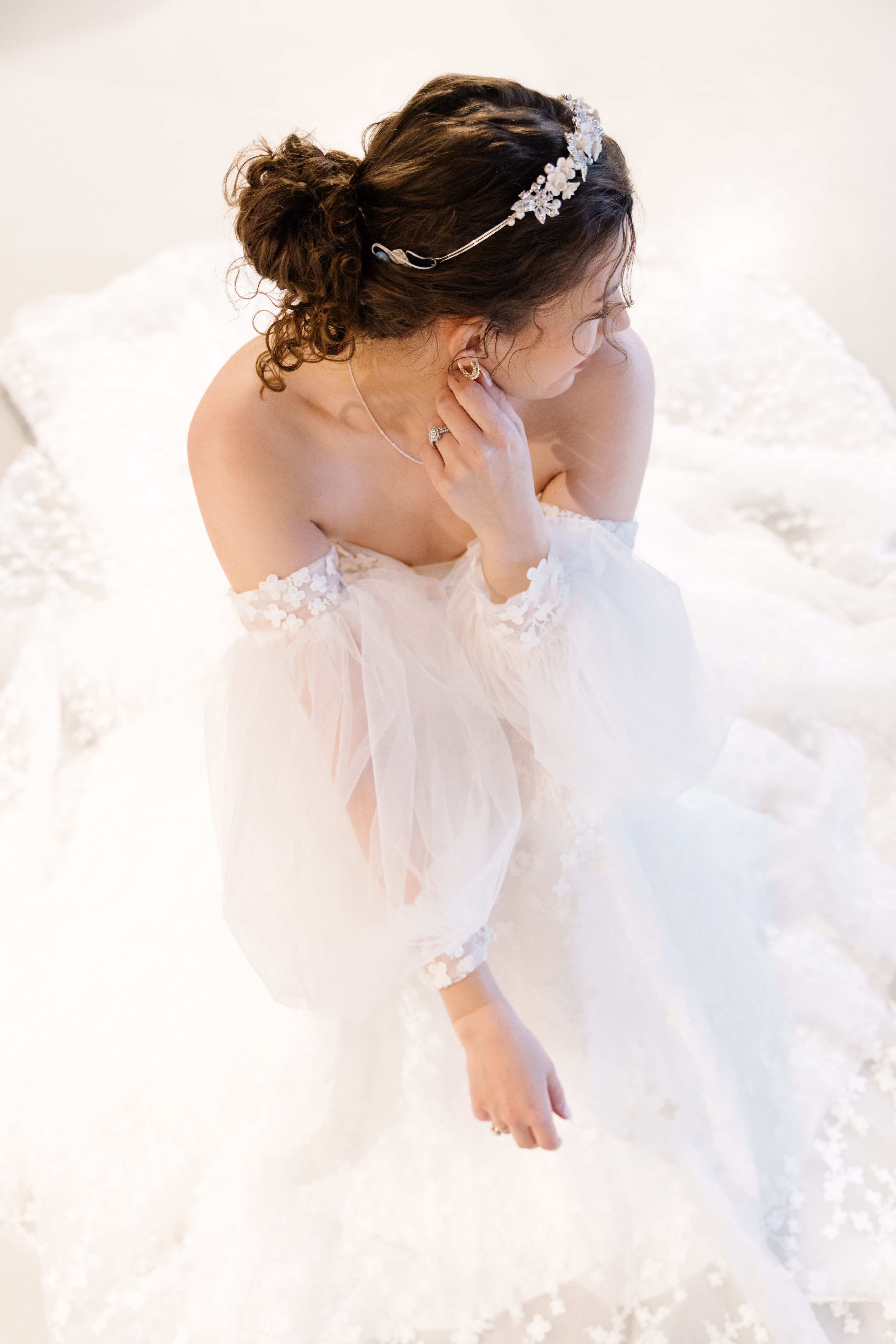 Kvinne i brudekjole med diamantring