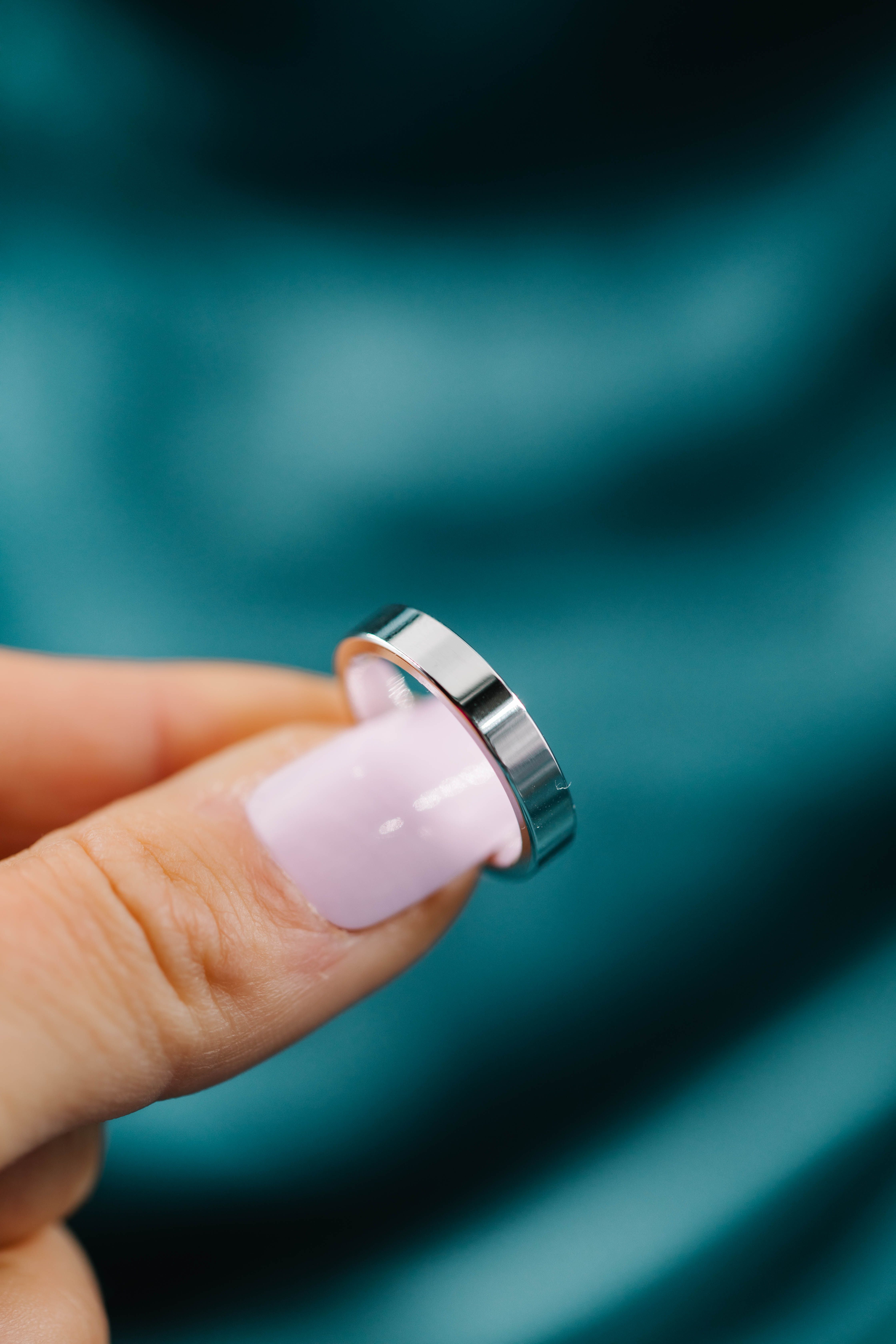 giftering i hvitt gull som holdes av en kvinnehånd