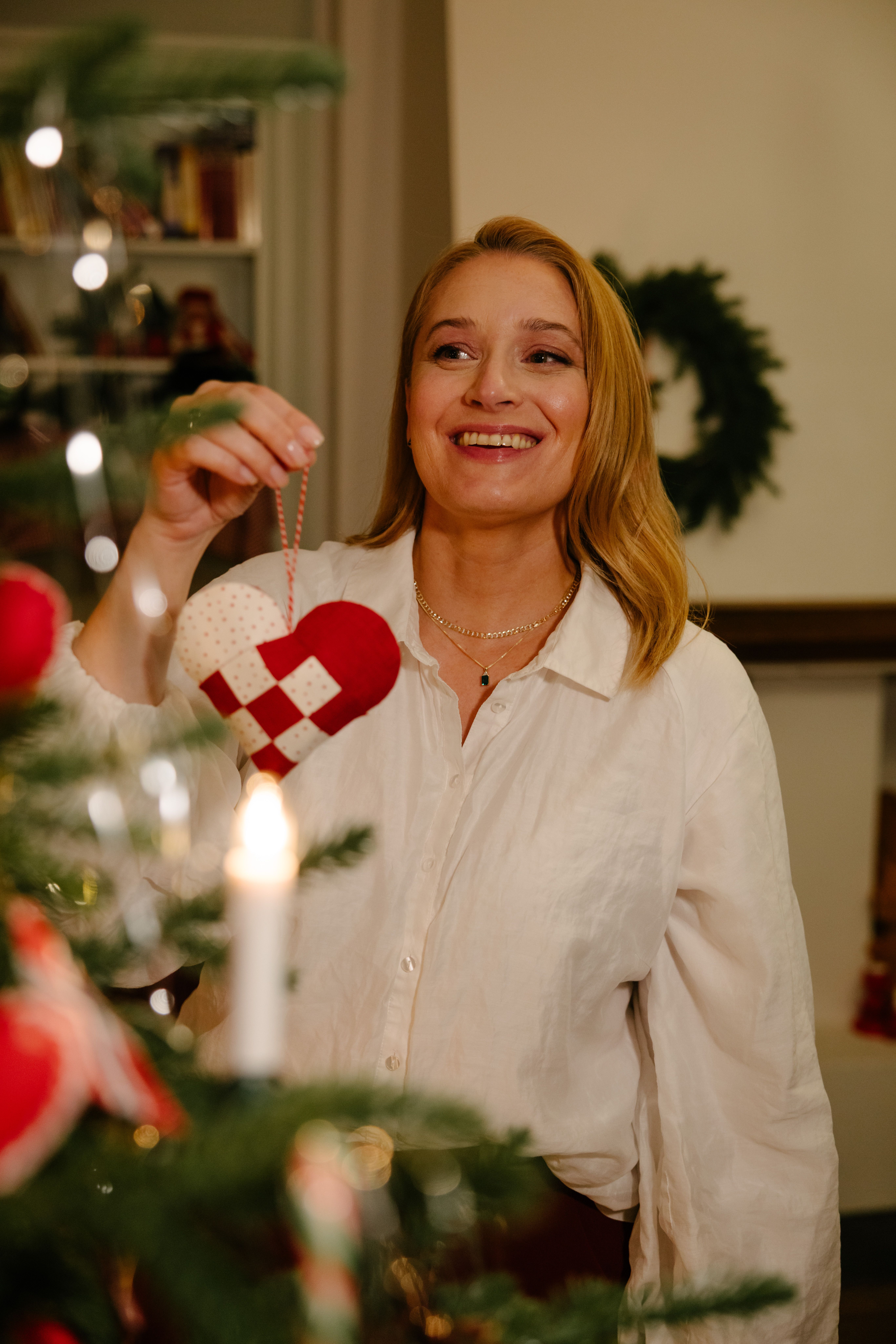 Hanne fra Gullfunn City Nord pynter juletre