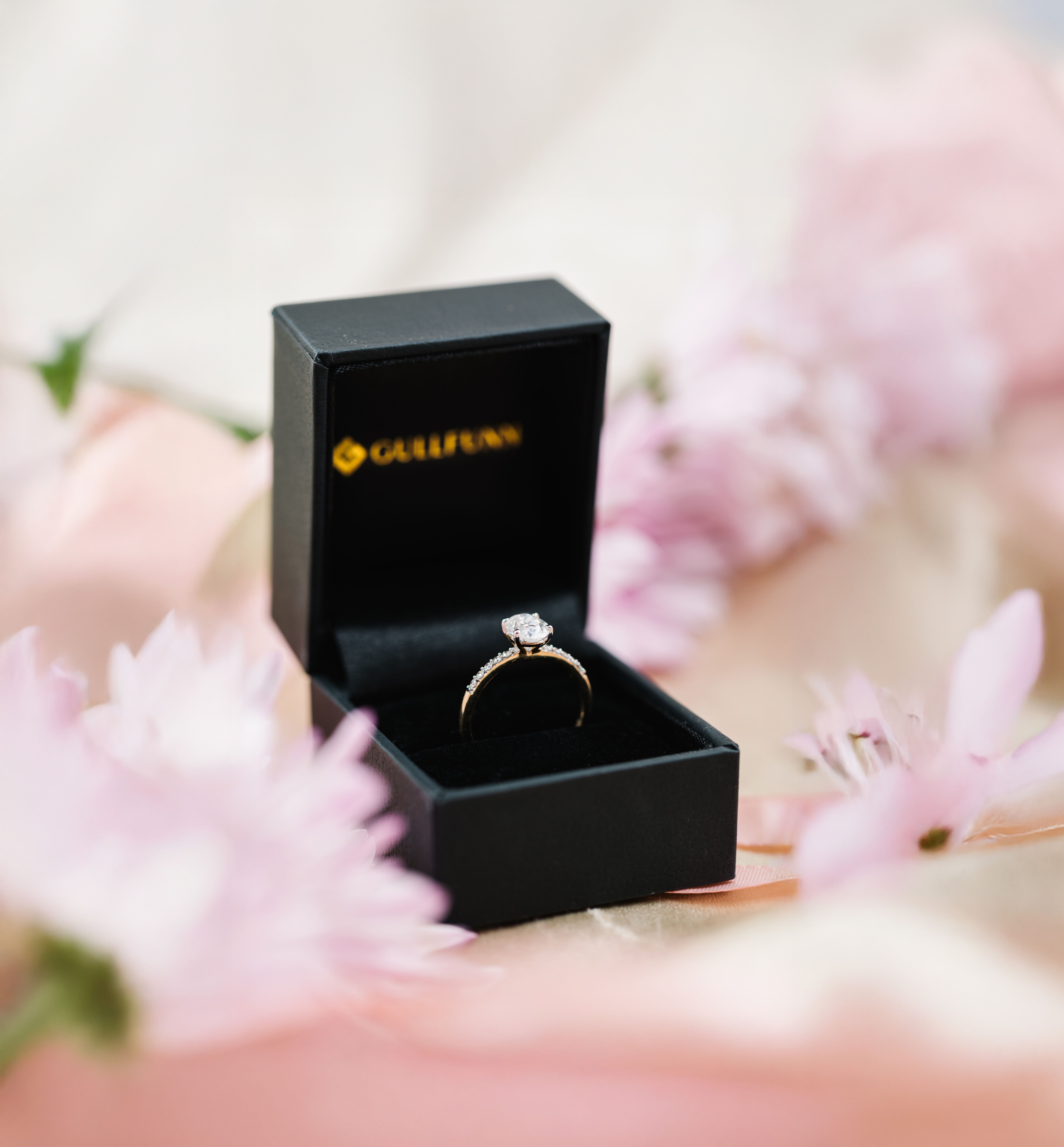 Julie diamantring med moissanite i etui fra Gullfunn