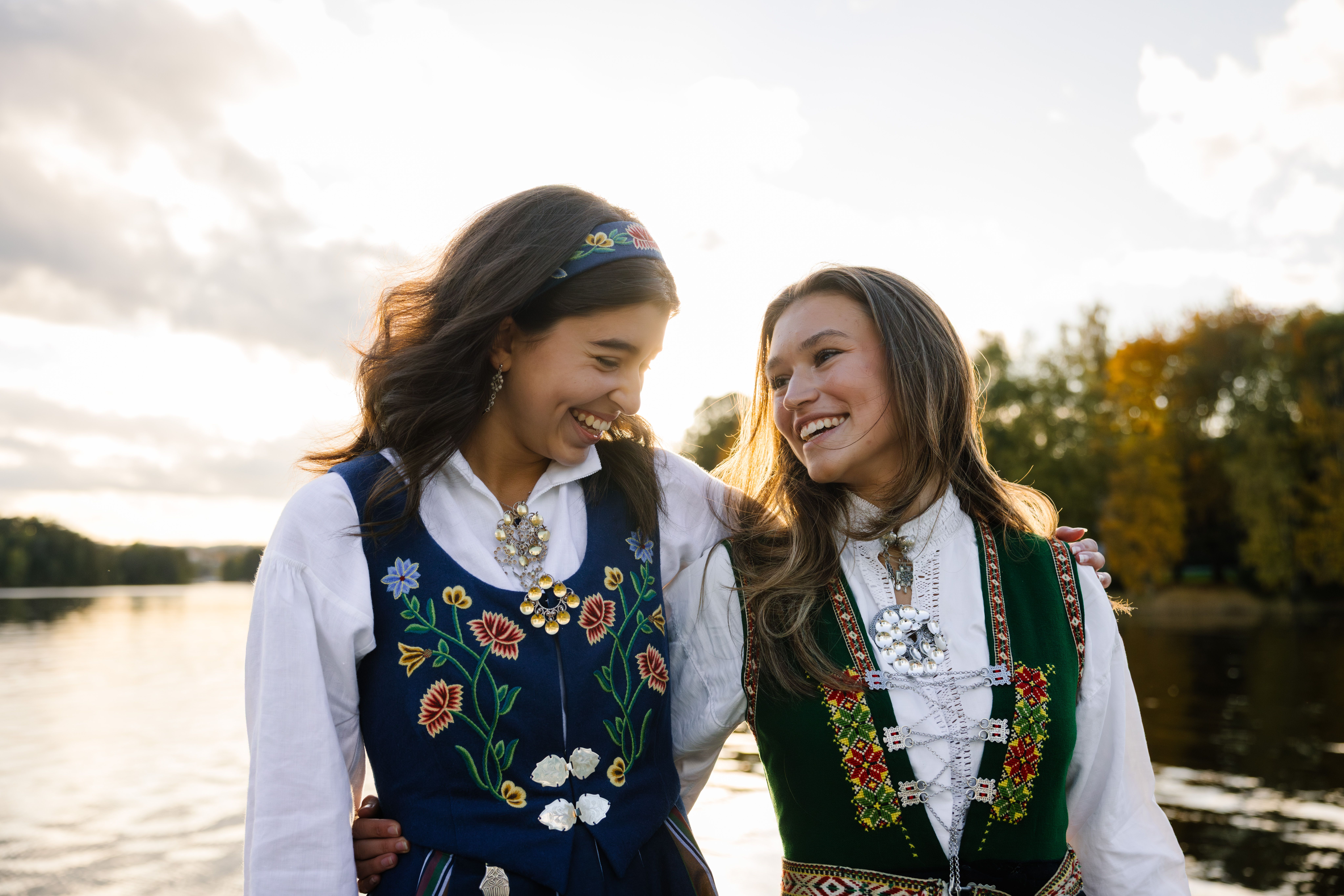 Konfirmanter i bunad med bunadsølv