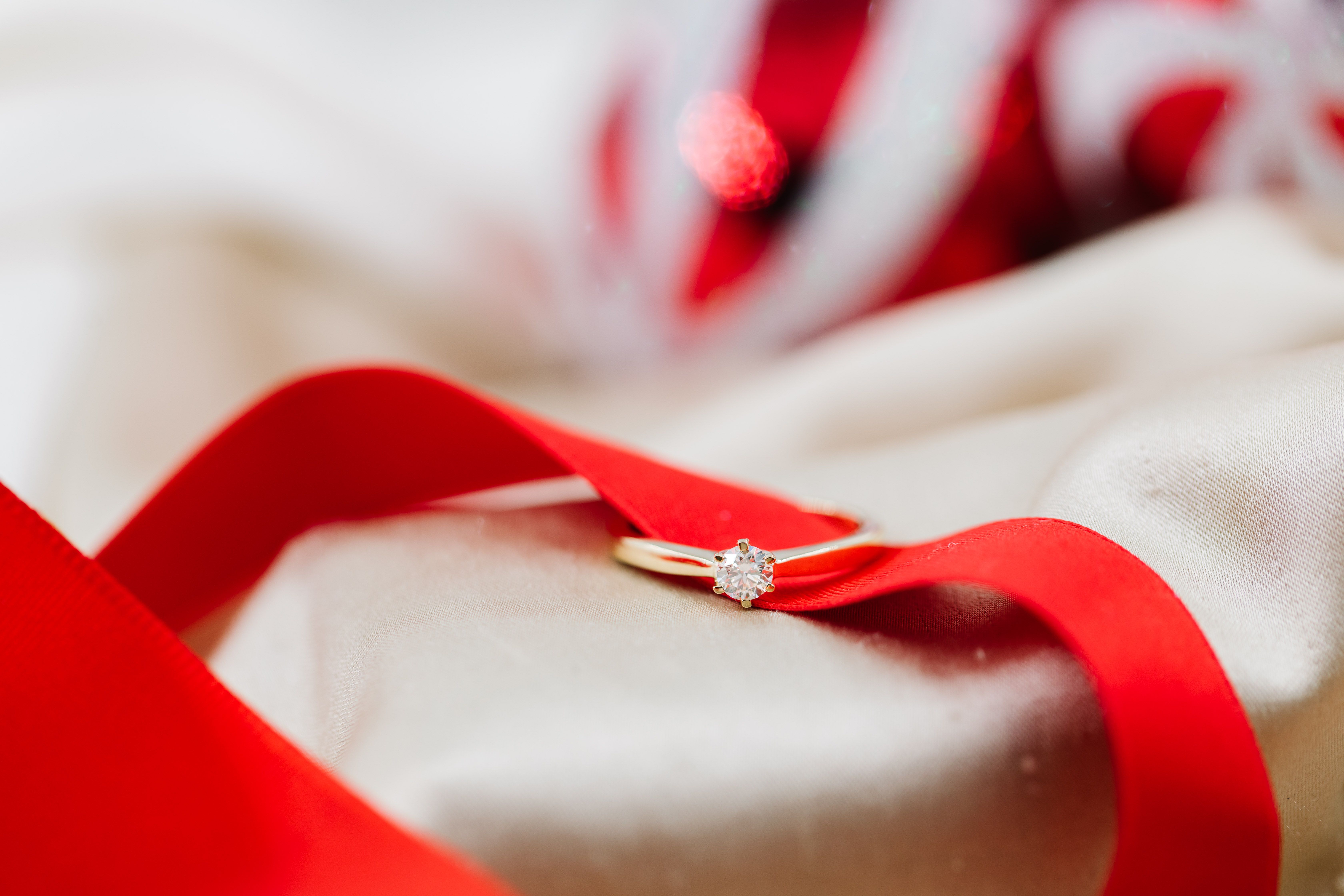 Olivia enstensring i gult gull