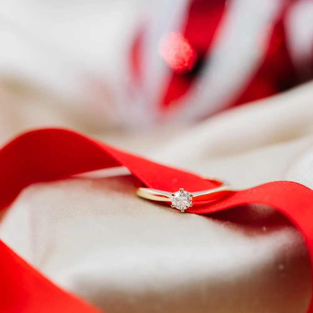 Olivia enstensring i gult gull