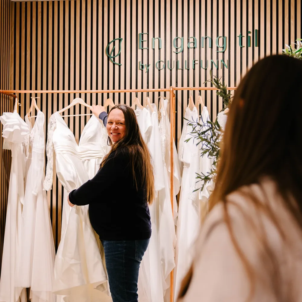 Caroline og Stine selger sine brudekjoler hos Gullfunn
