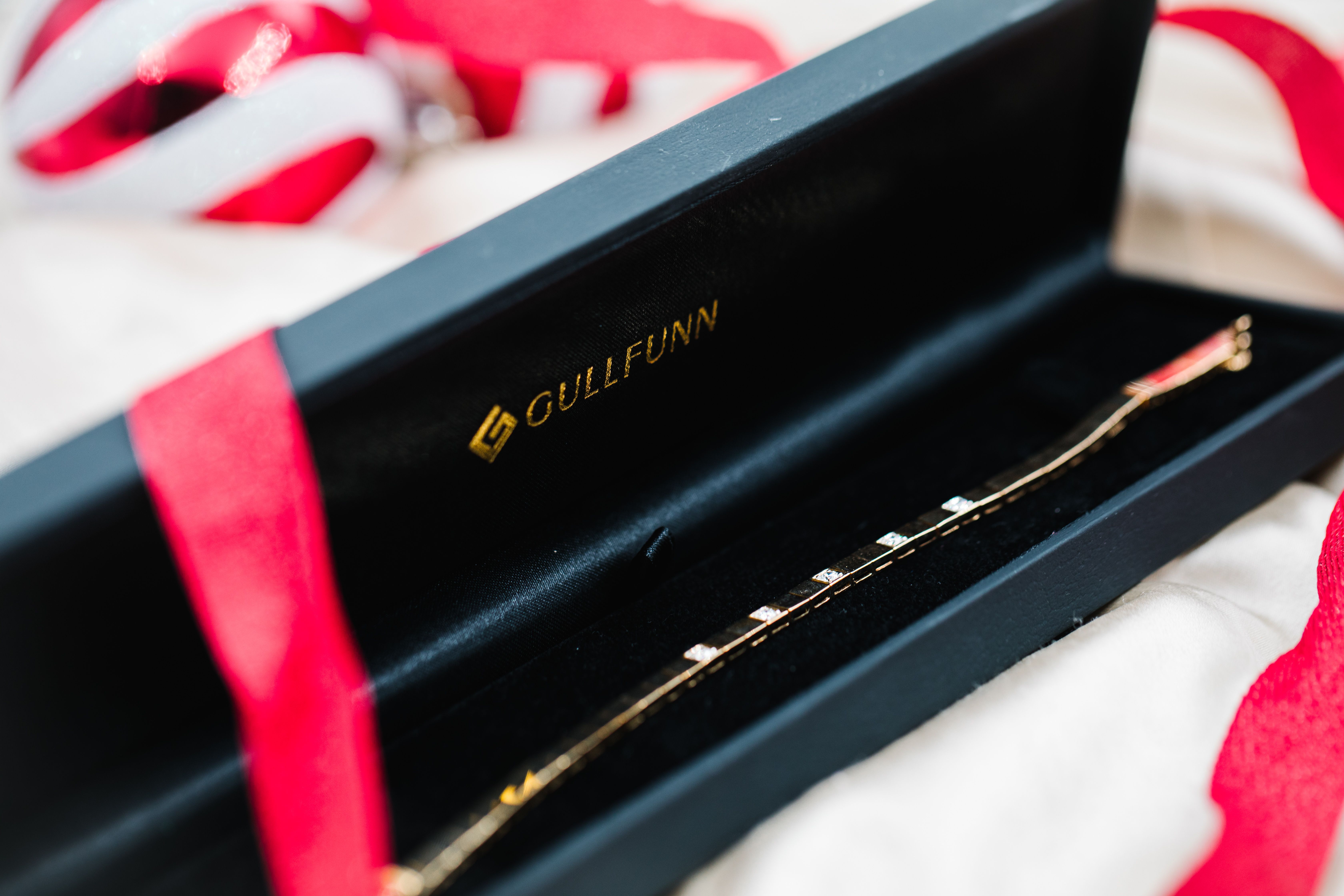 Alliansearmbånd i gult gull med 5 diamanter