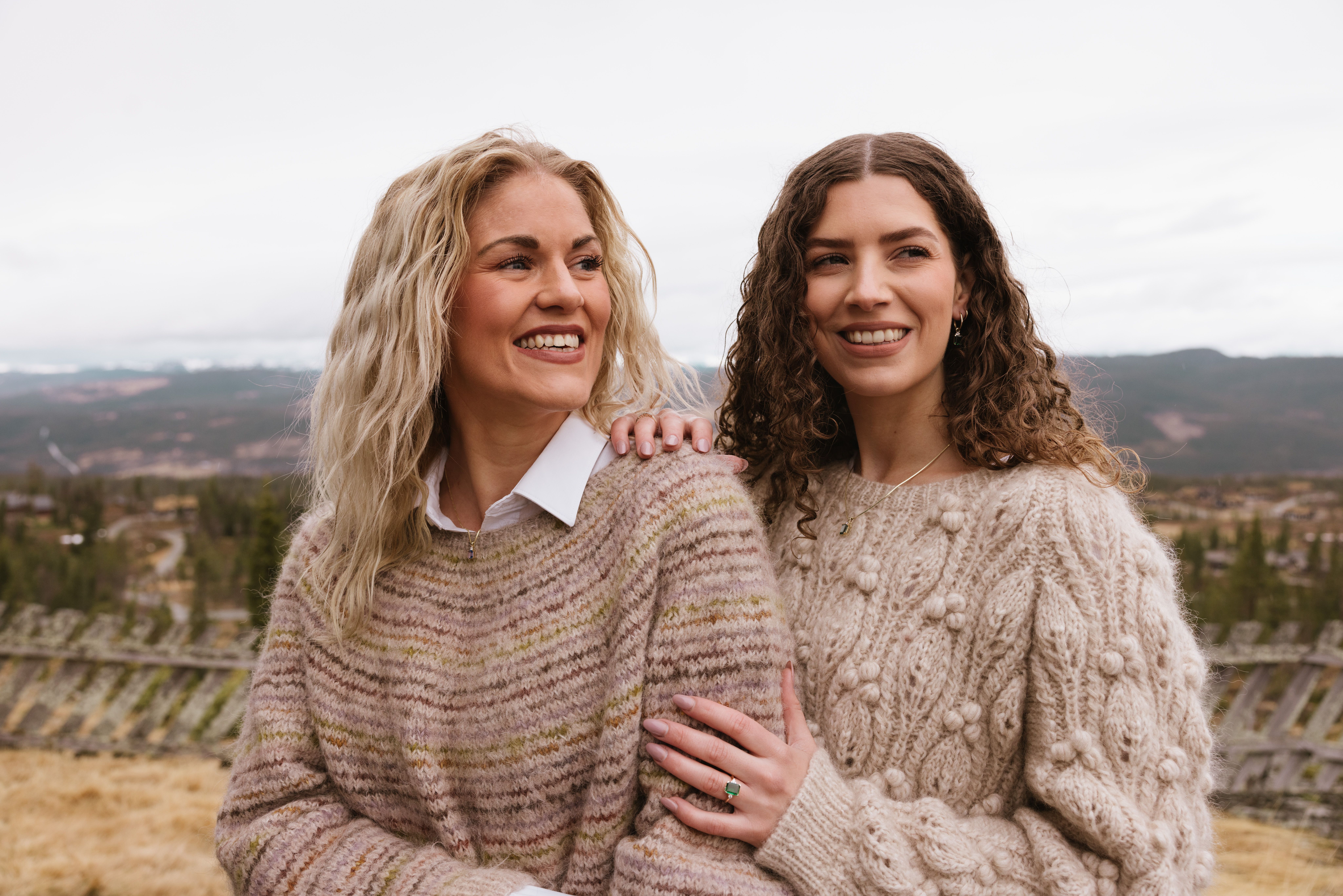 to kvinner på fjellet med smykker