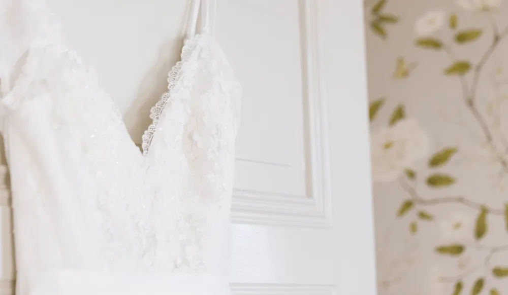 brudekjole som henger på dør