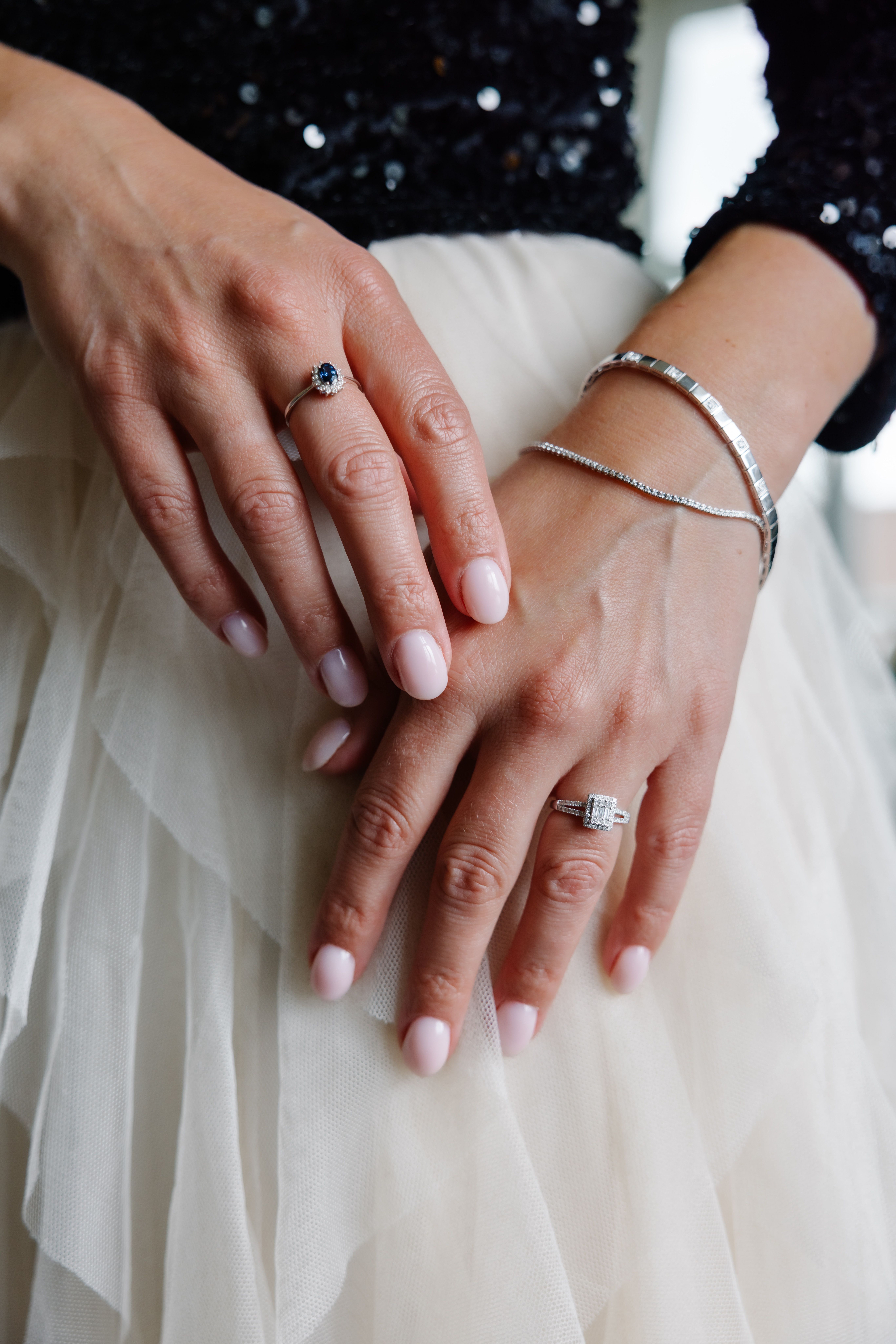 Alliansearmbånd i hvitt gull med diamanter