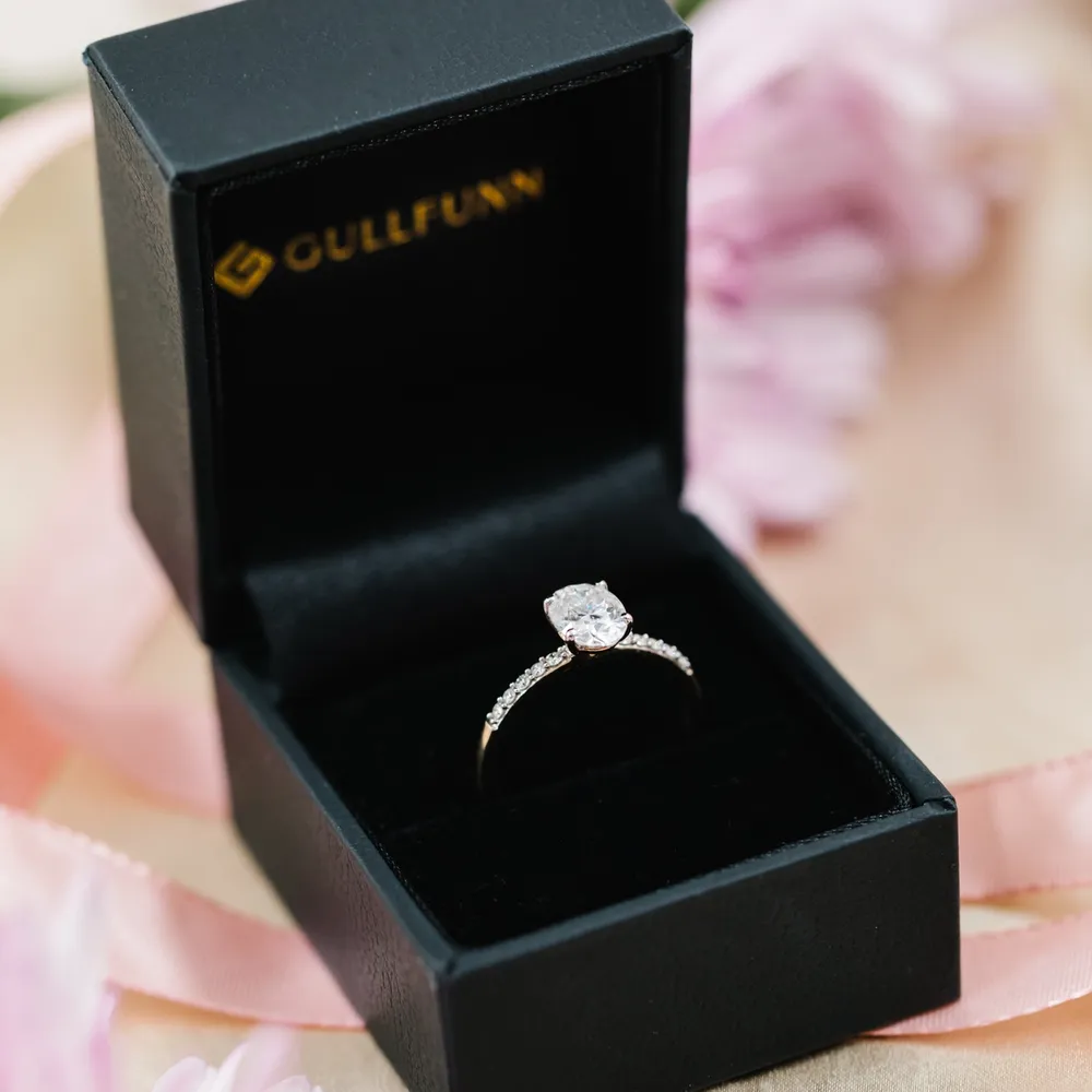 Julie diamantring i gult gull i eske fra Gullfunn