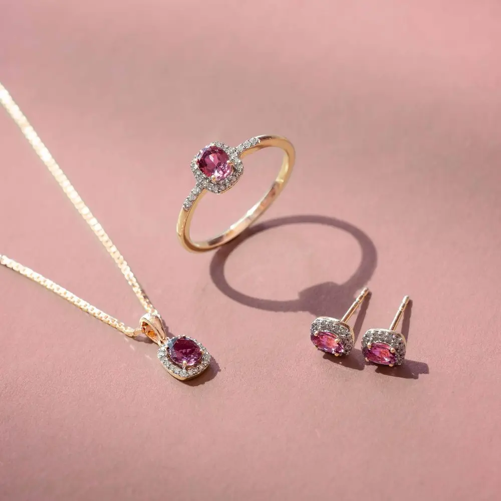 Gult gult smykkesett med diamanter og rosa turmalin