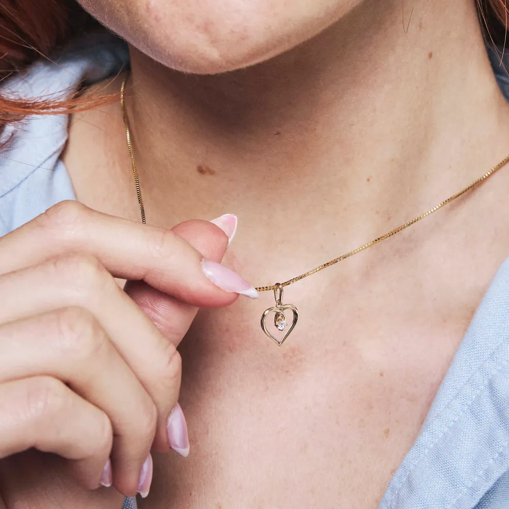 Hjerteanheng i gult gull med zirkonia