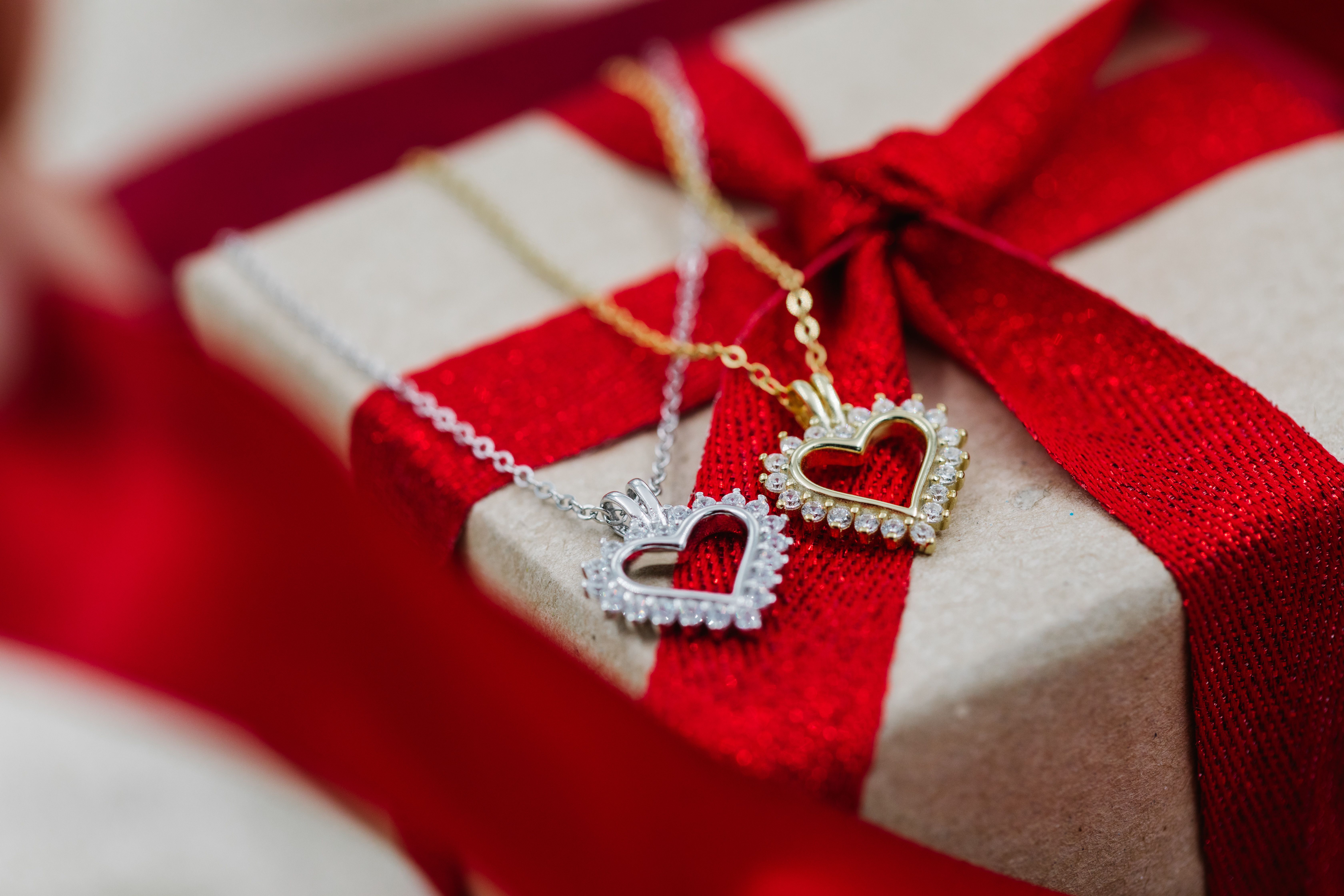 Hjerteanheng i gull med diamanter