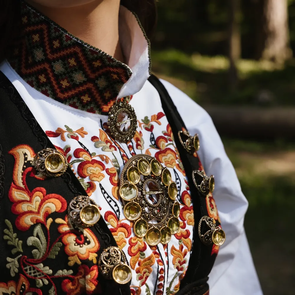 Bunadsølv for Beltestakken. Bolesølje, halsring og maljer