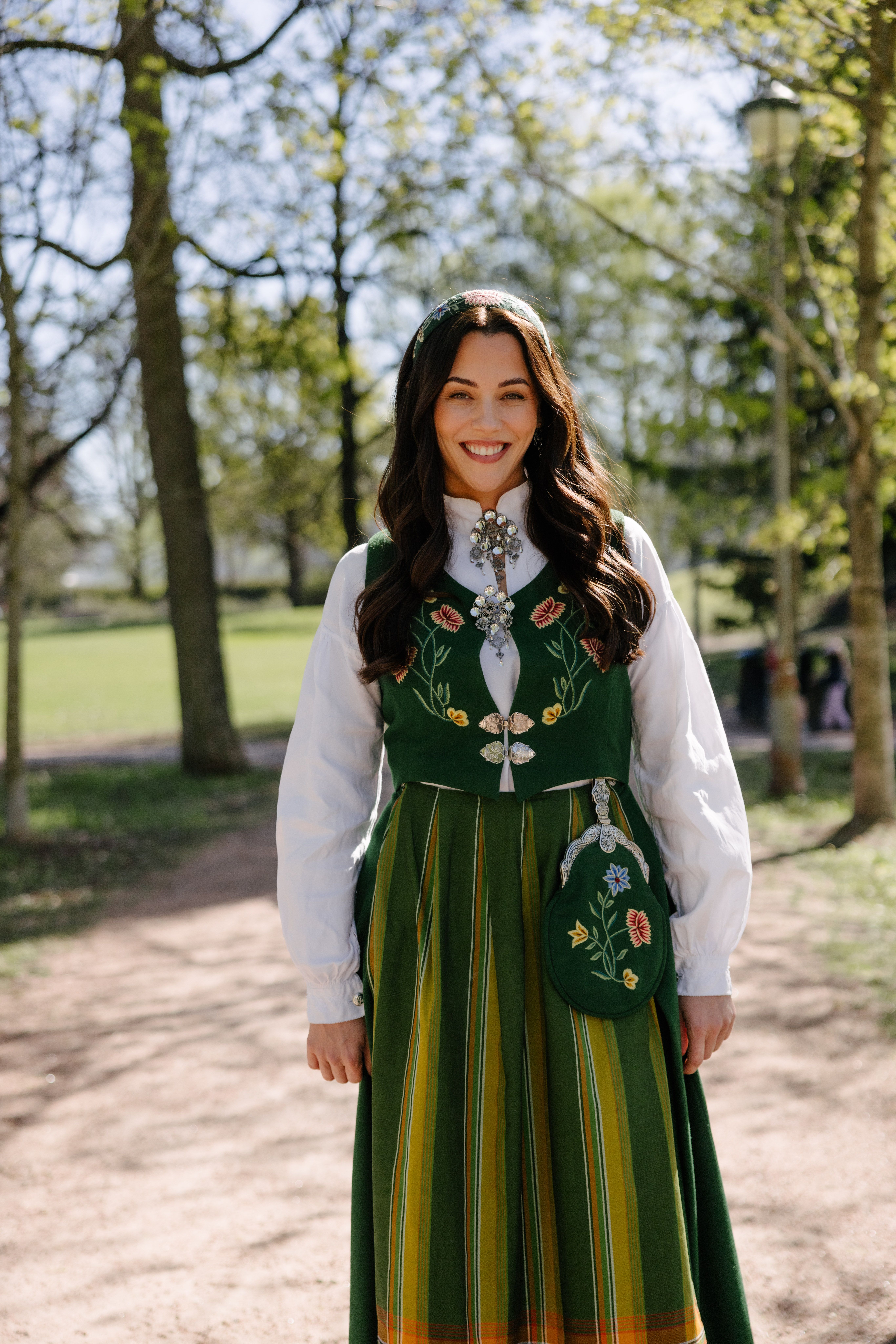 Marion Ravn med sin Nordlandsbunad