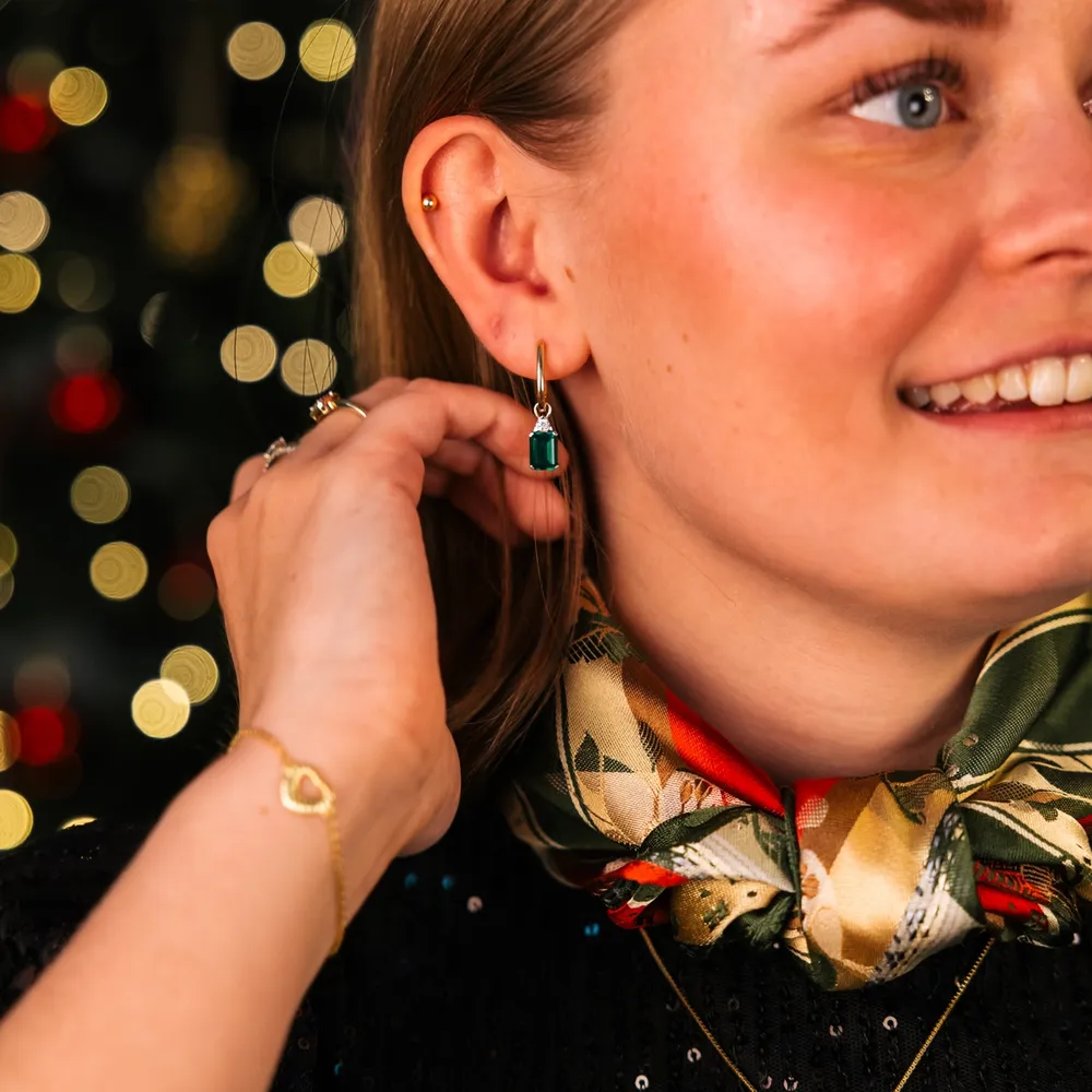 Øredobber i gull med diamant og smaragd