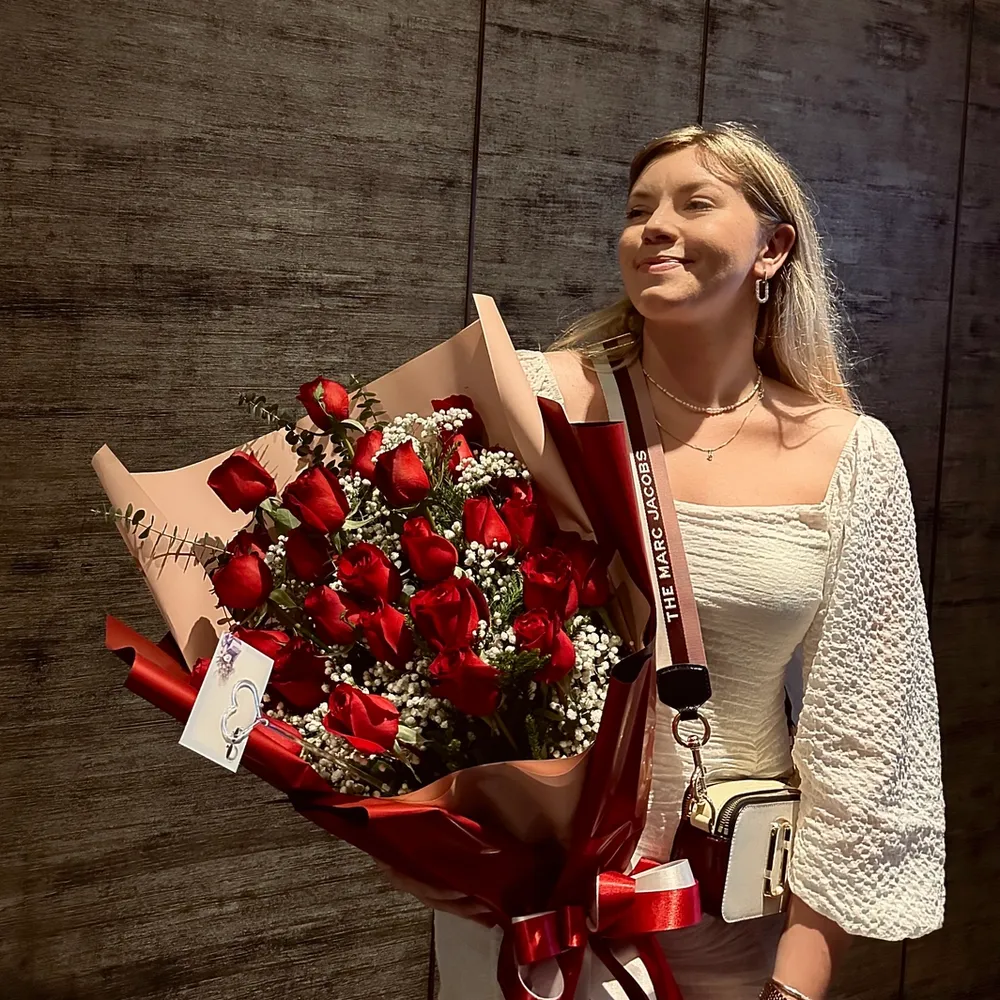 Sara som akkurat har blitt forlovet