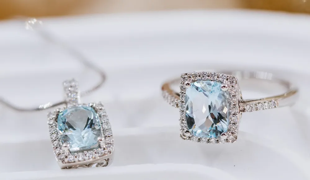 Ring og anheng med diamanter og edelstener