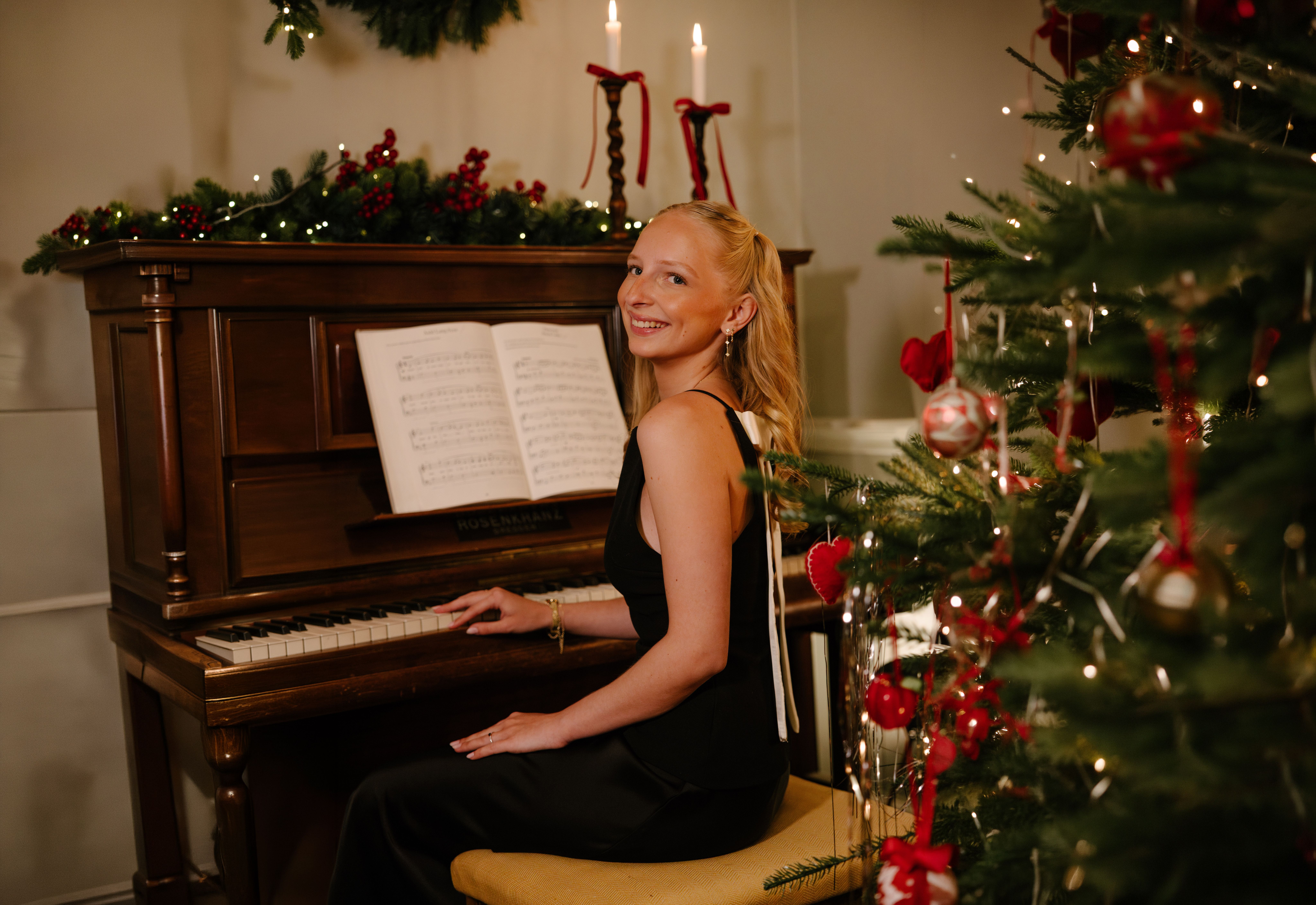 Aleksandra på Gullfunn Tveita som spiller på et piano