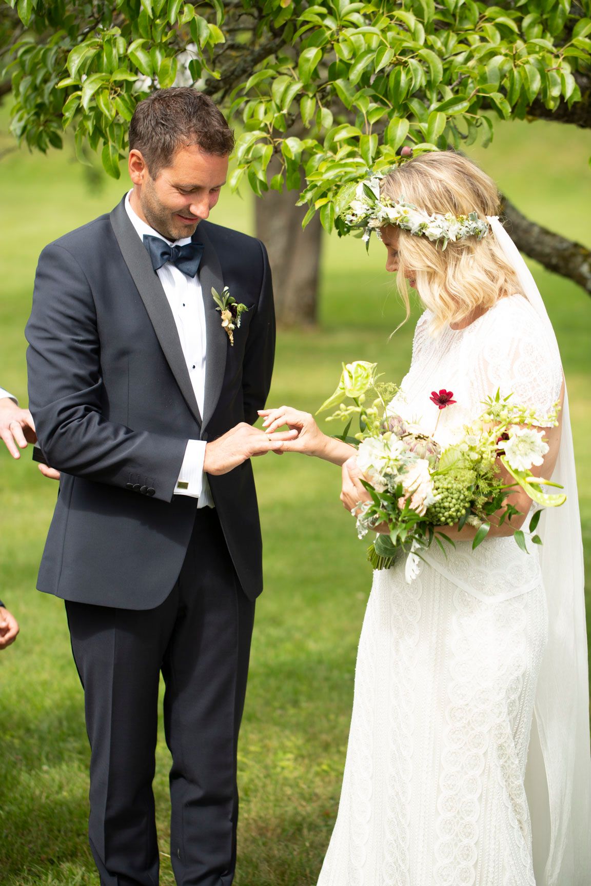 Brudepar som utveksler ringer