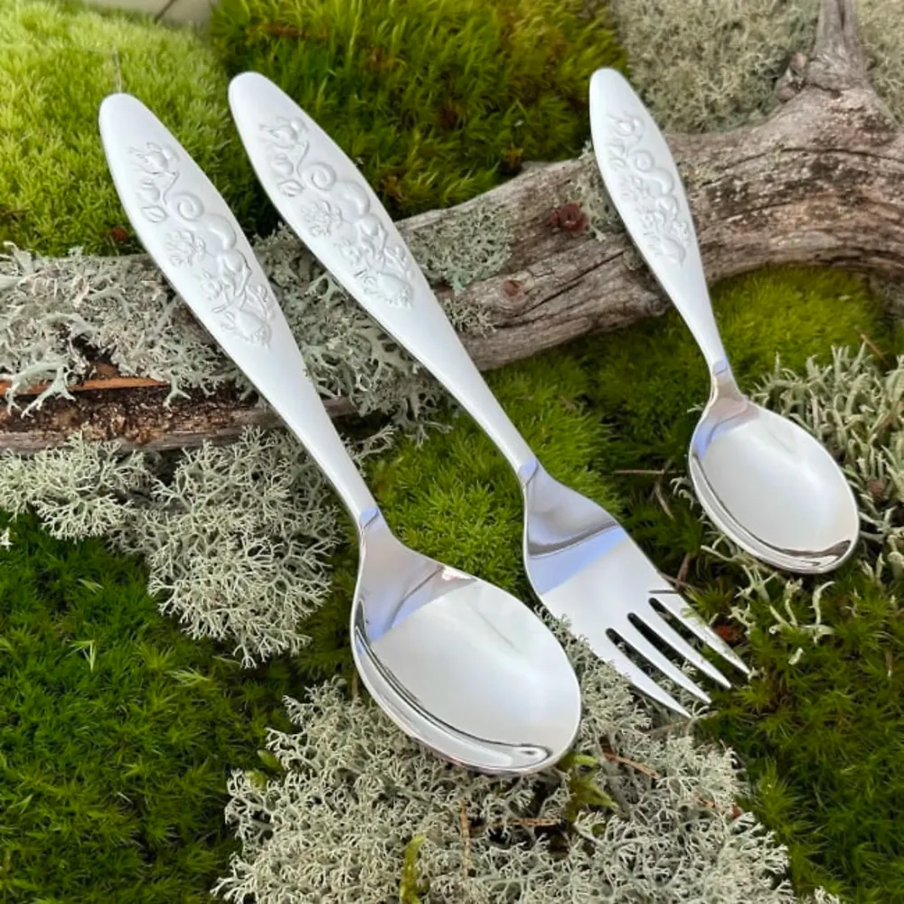 Eventyrbestikk til barn liggende ute på mose