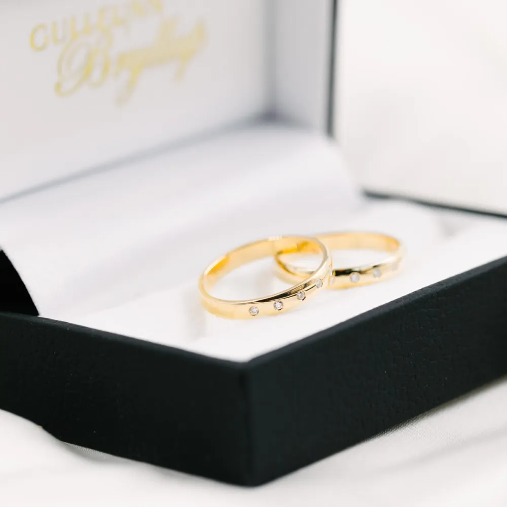 To gifteringer i gult gull med diamanter i etui fra Gullfunn