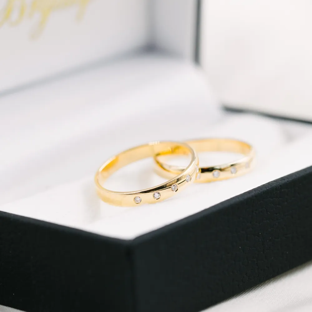 Gifteringer i gult gull med diamanter