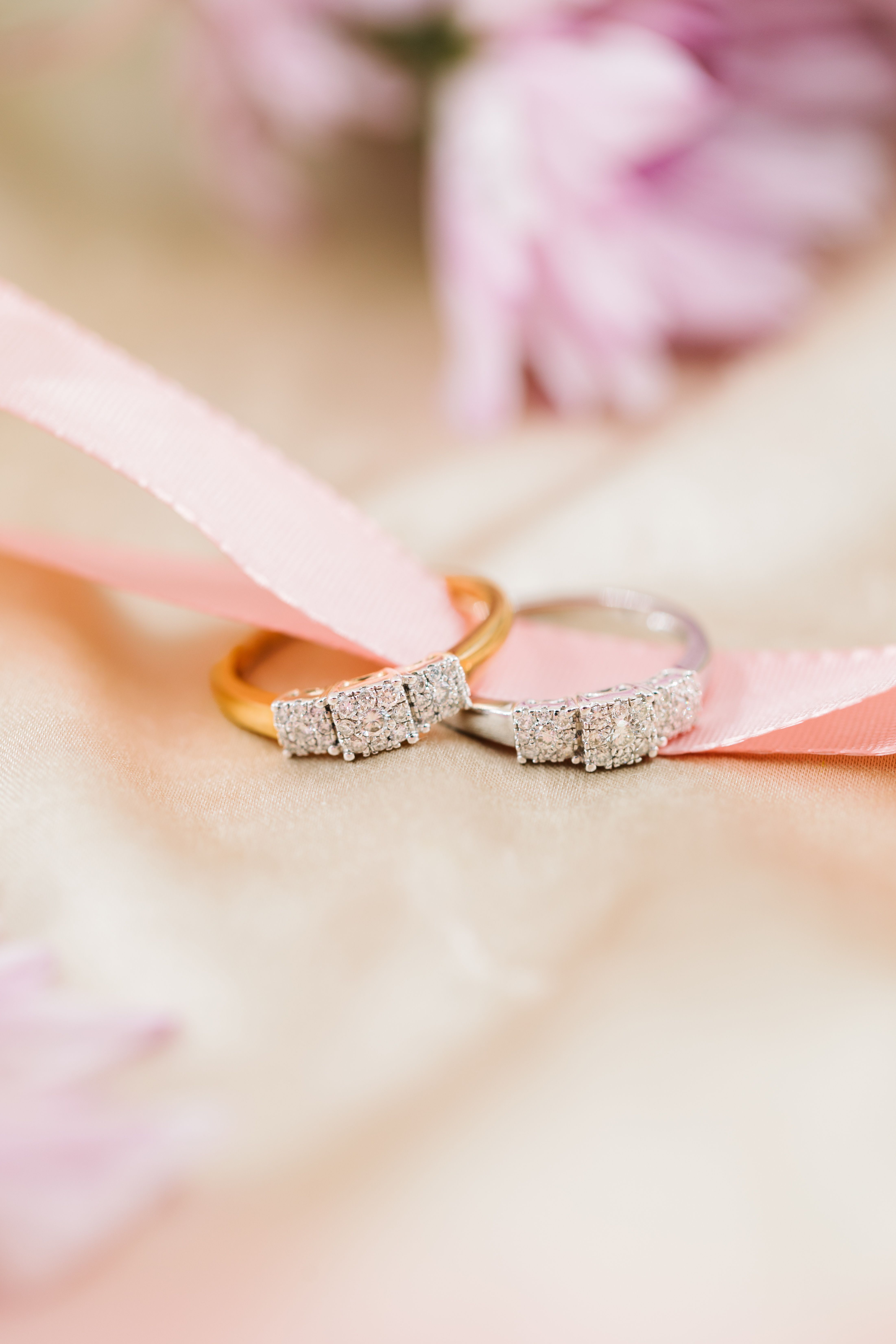 Line diamantring i hvitt og gult gull